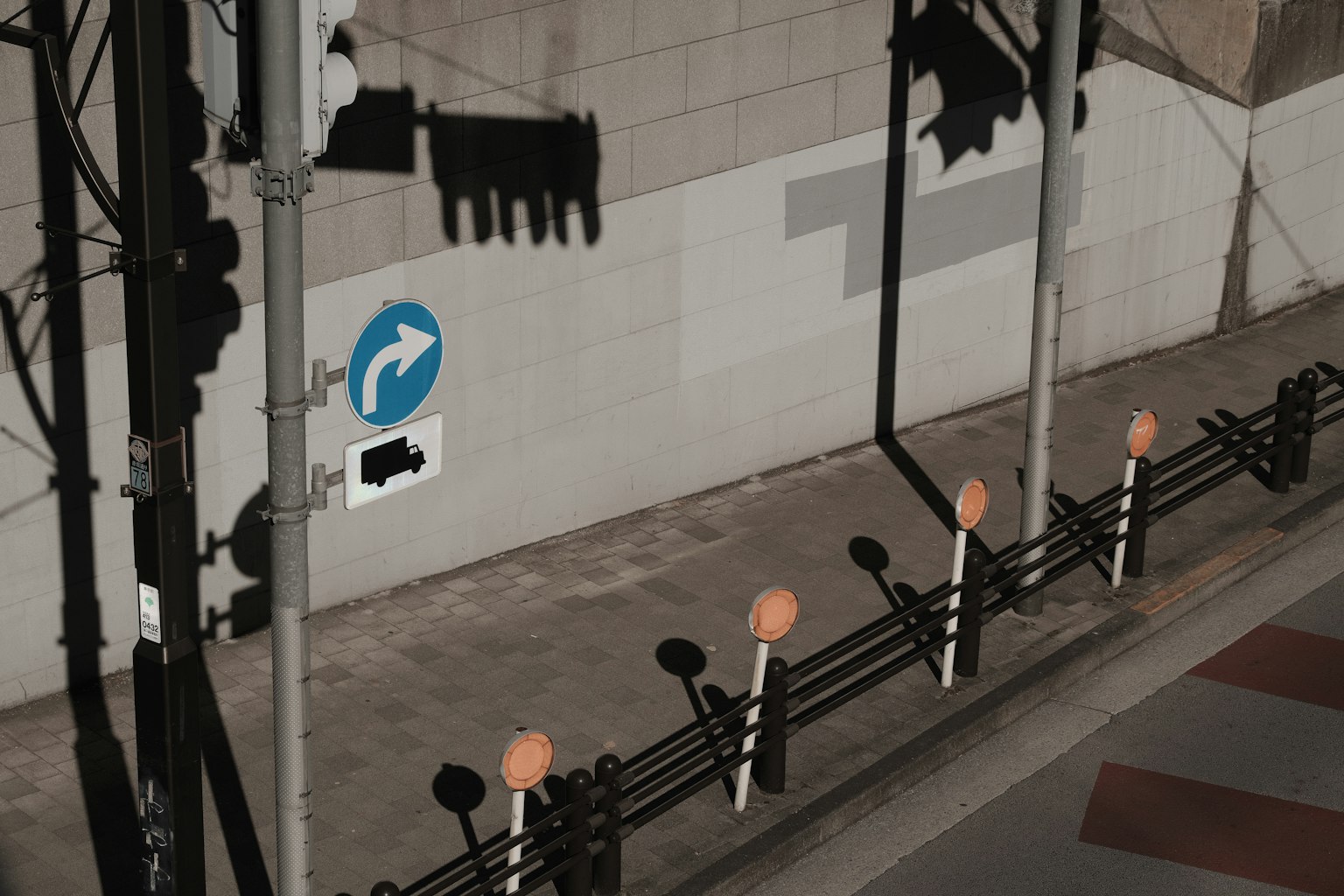 街道交叉口的交通燈和方向標誌
