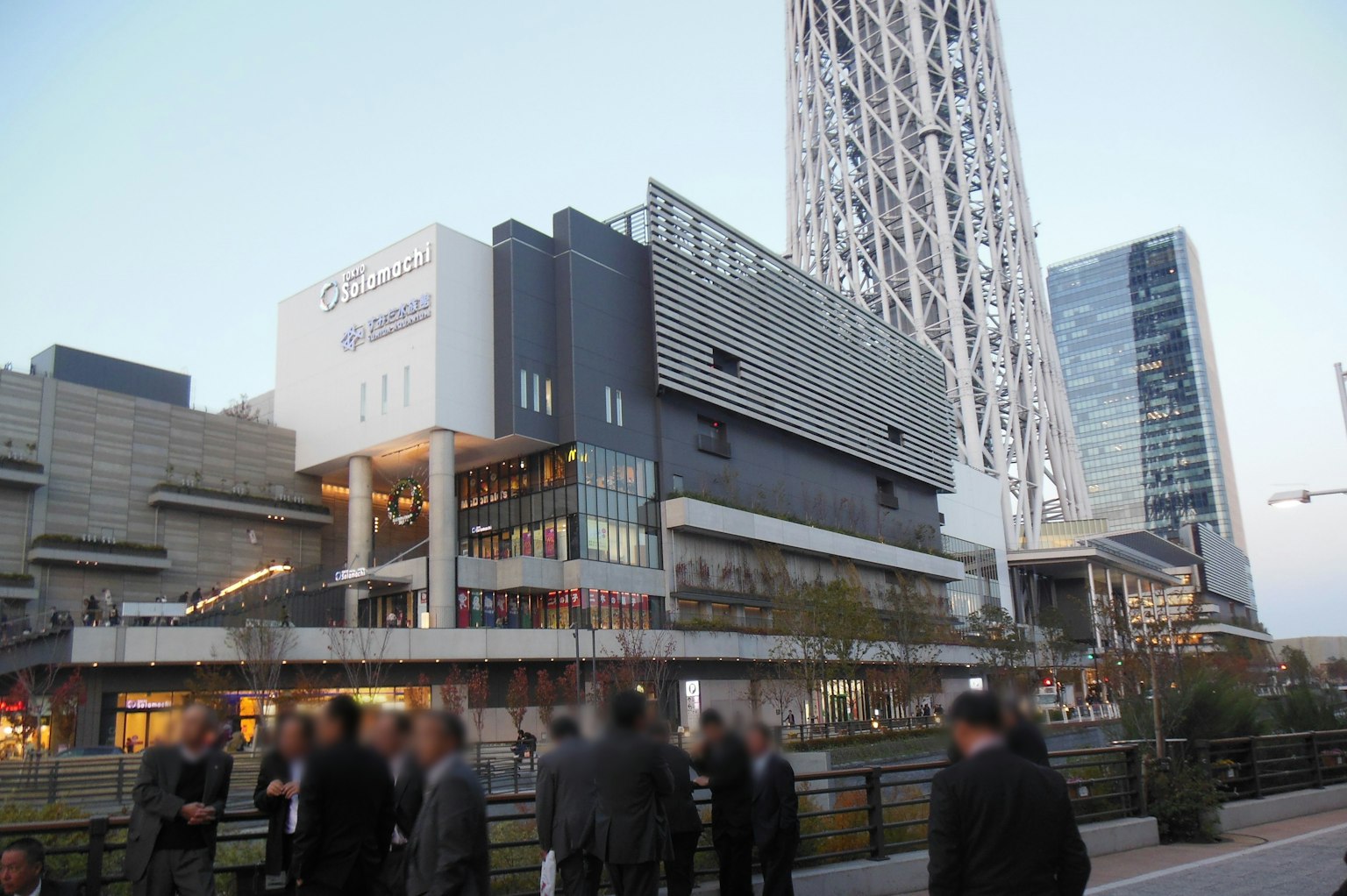 Bâtiment moderne près de la Tokyo Skytree avec une foule de personnes