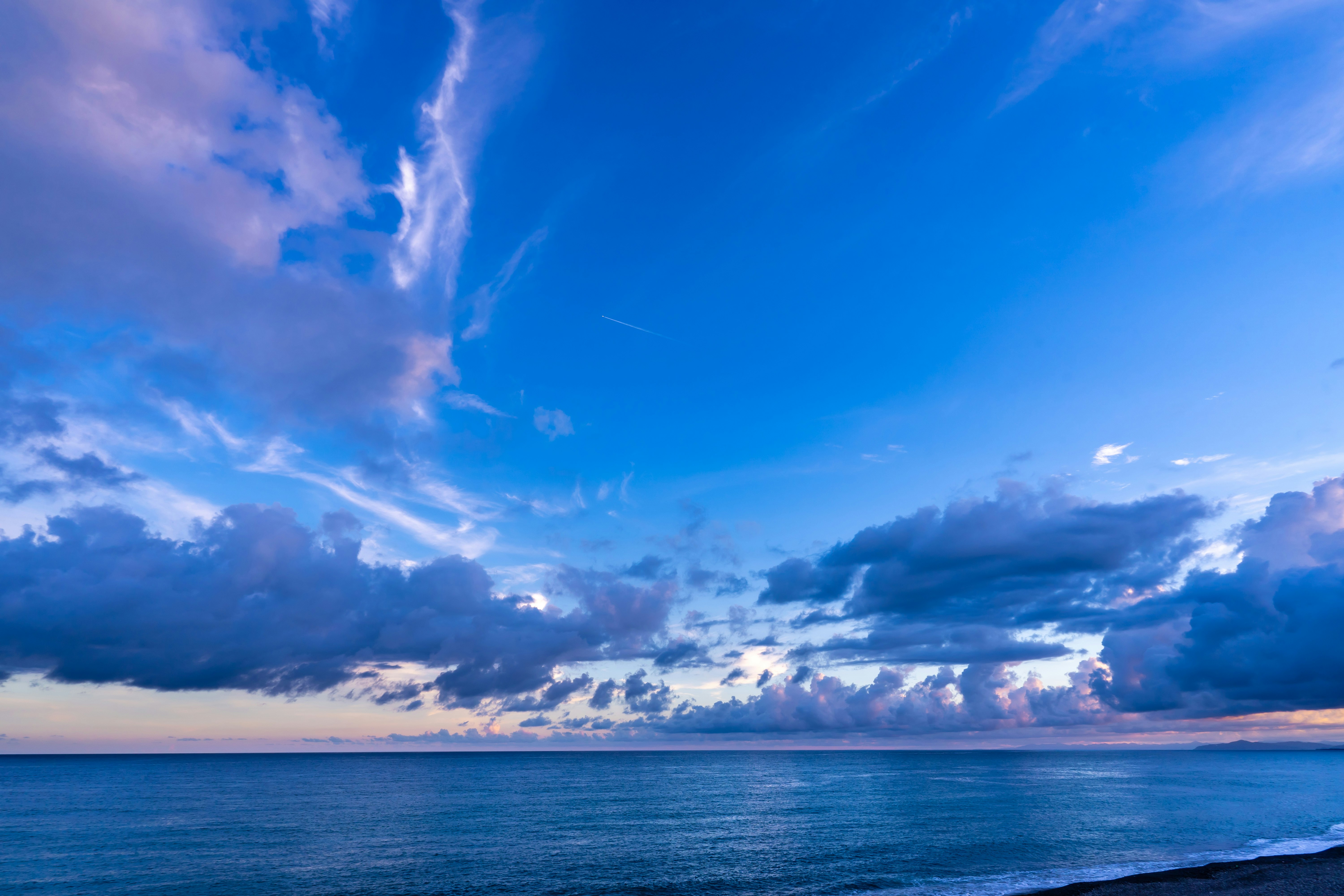 horizon de l’océan bleu et nuages superposés