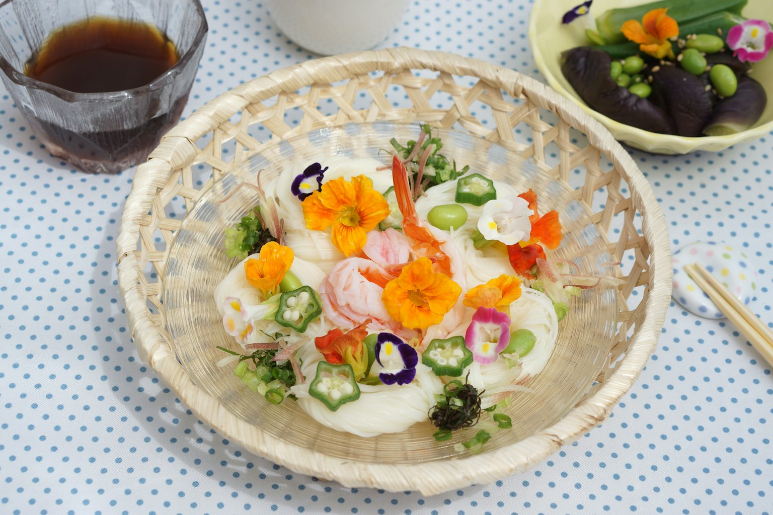 아름답게 배열된 일본 요리와 다채로운 꽃과 채소