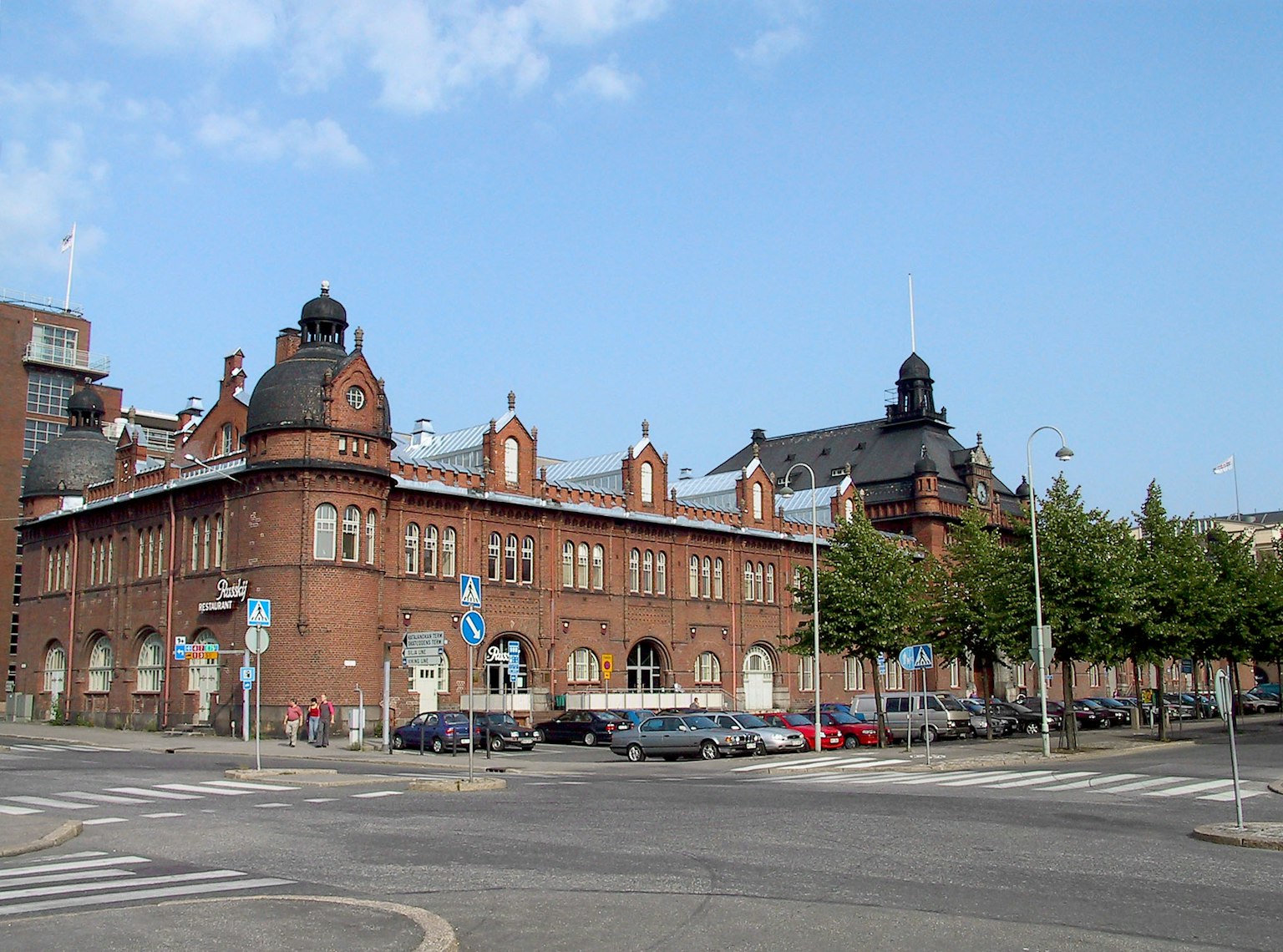 Edificio storico in mattoni rossi con cielo blu