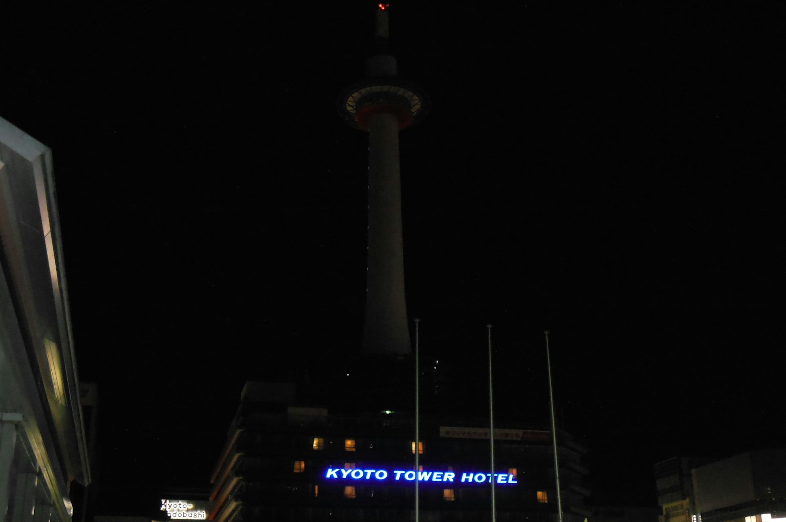 Torre di Kyoto illuminata di notte con edifici circostanti