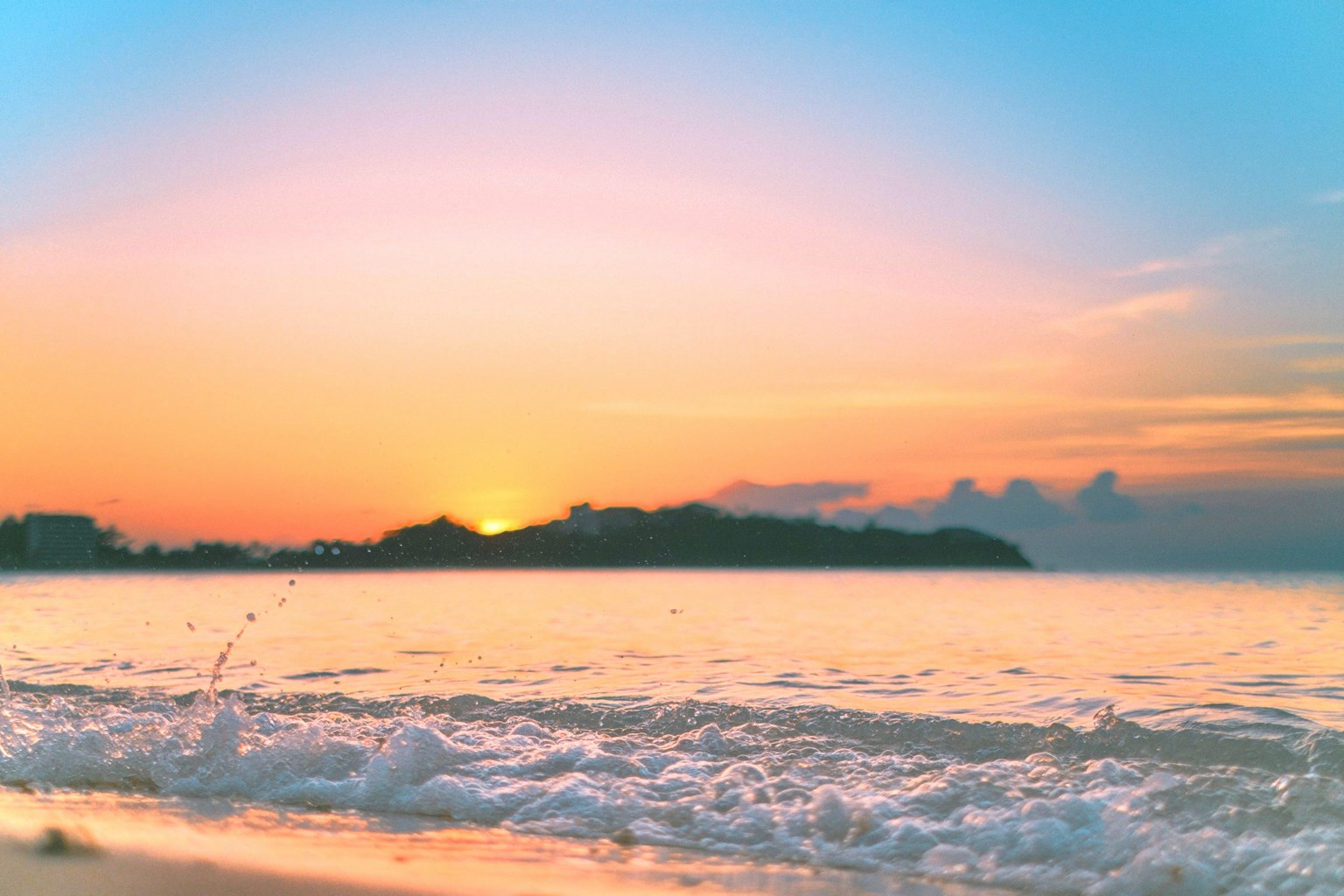 Hermoso atardecer sobre el océano con olas suaves