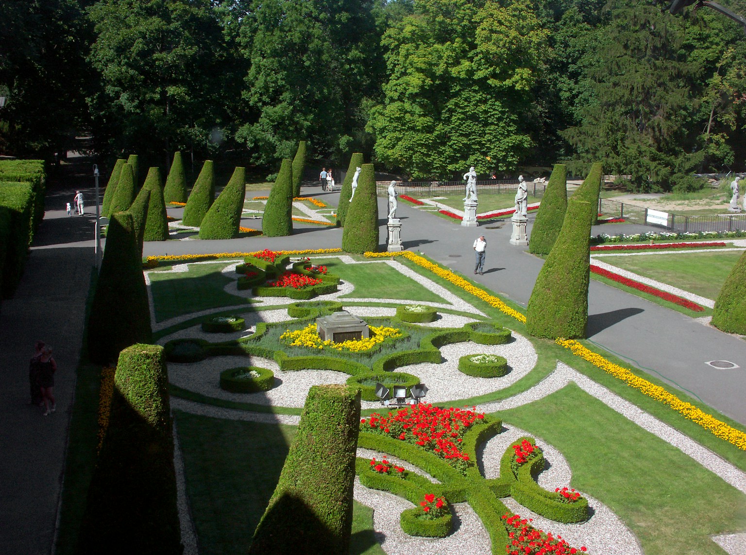 Hermoso jardín con arreglos florales coloridos