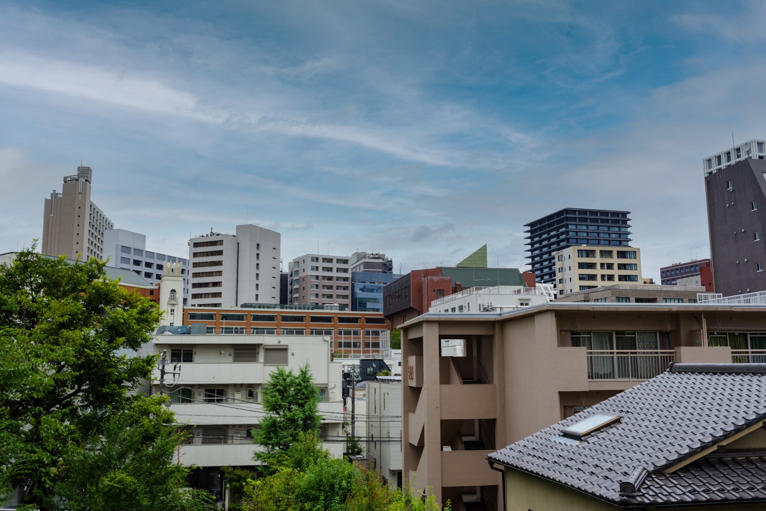 城市風景，摩天大樓與藍天相襯