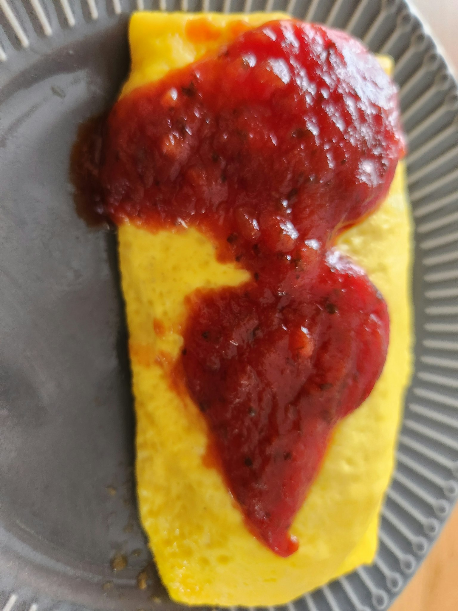 Gelbe Omelette mit roter Sauce