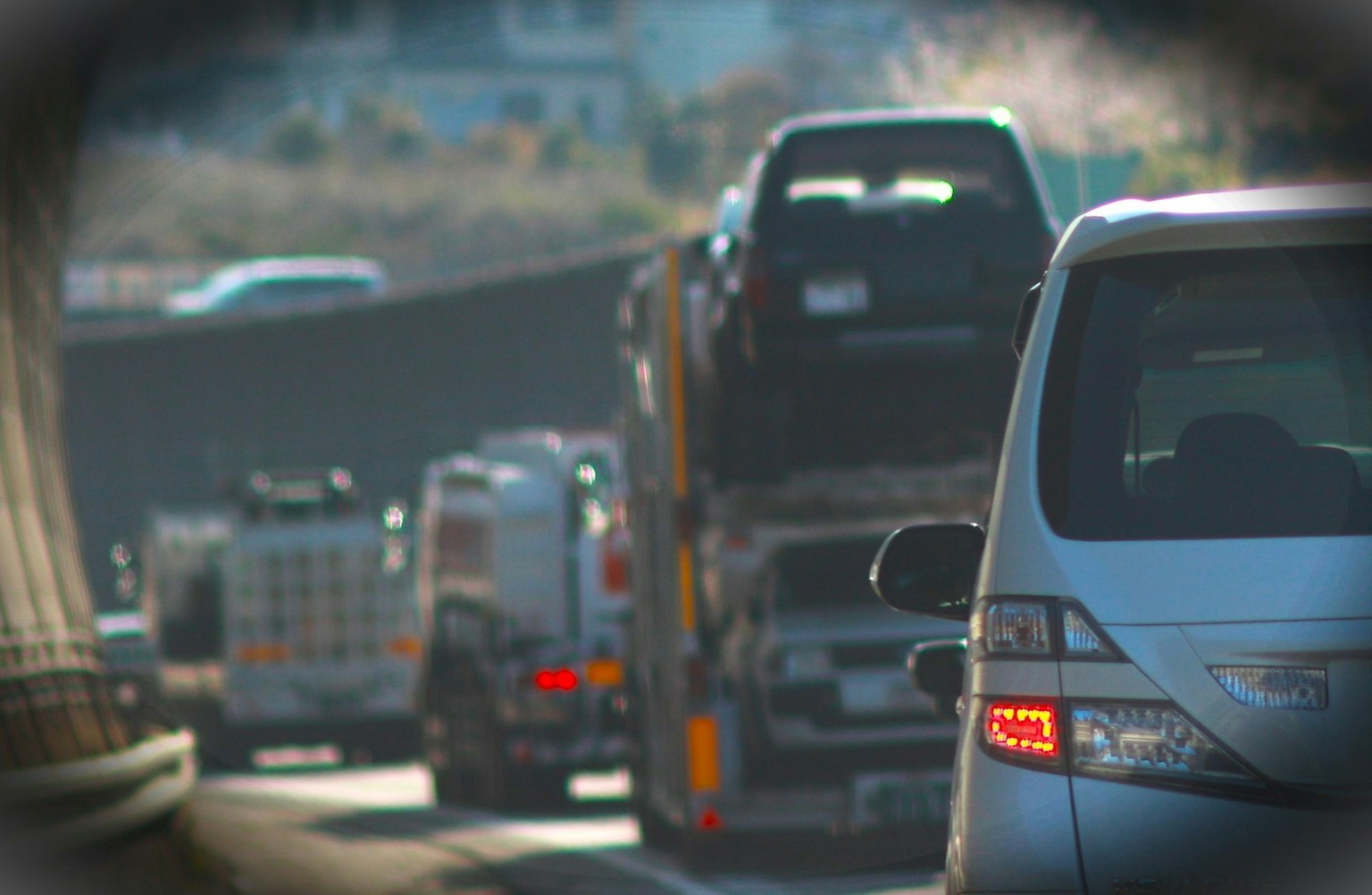 交通拥堵中排成一列的车辆和卡车