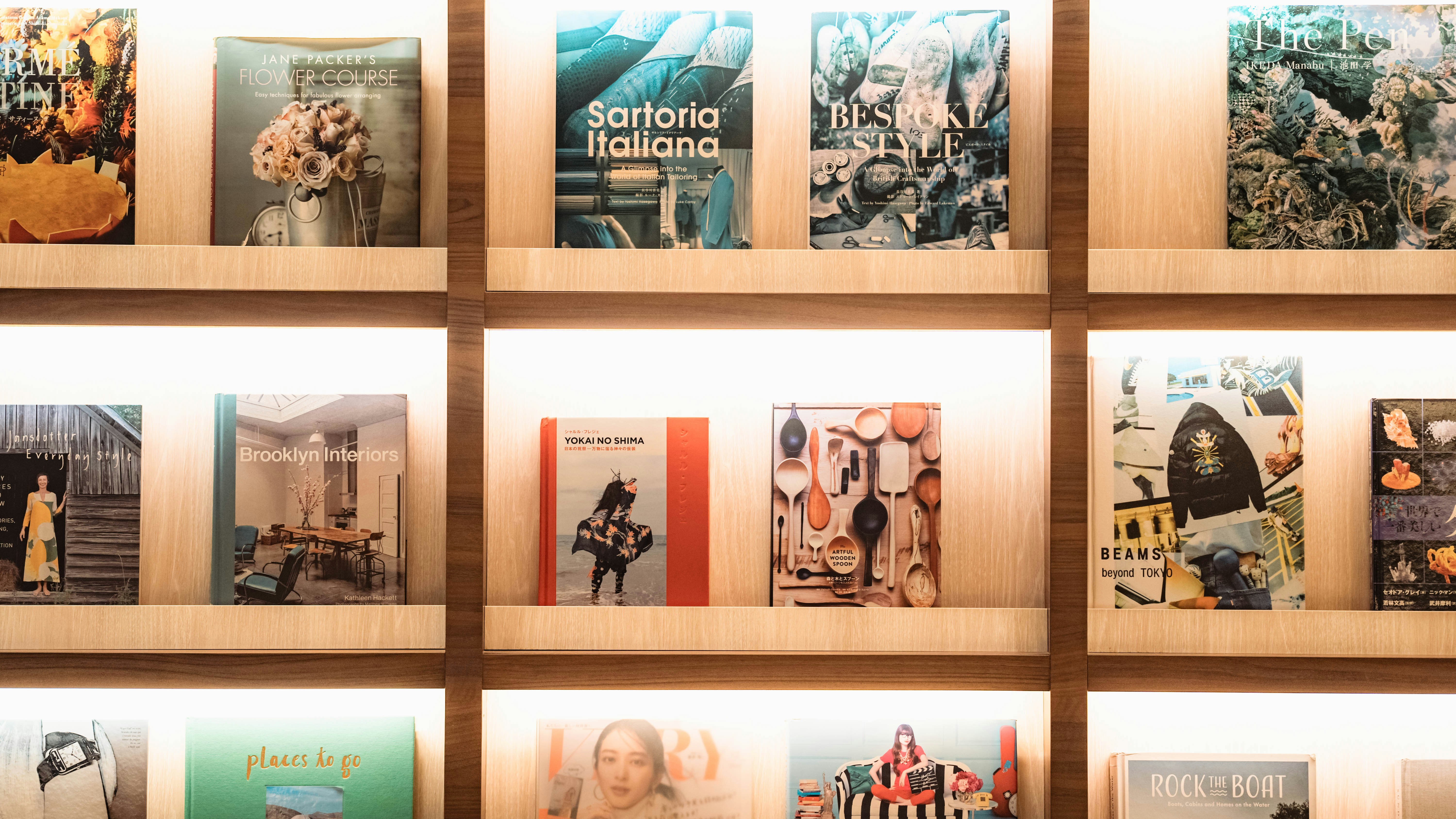 interior de librería con estanterías llenas de libros