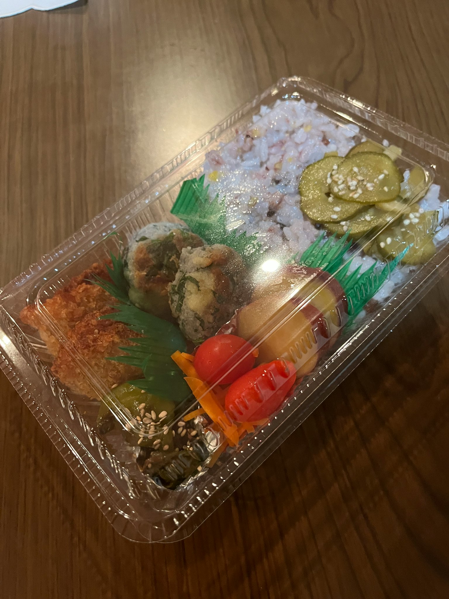 Món ăn nhiều màu sắc được sắp xếp trong hộp bento