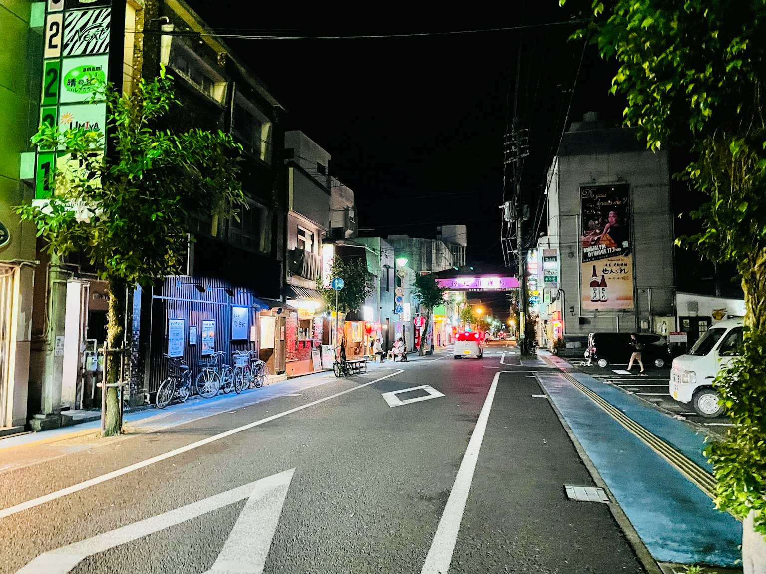 夜间街景，明亮的标志和可见的自行车