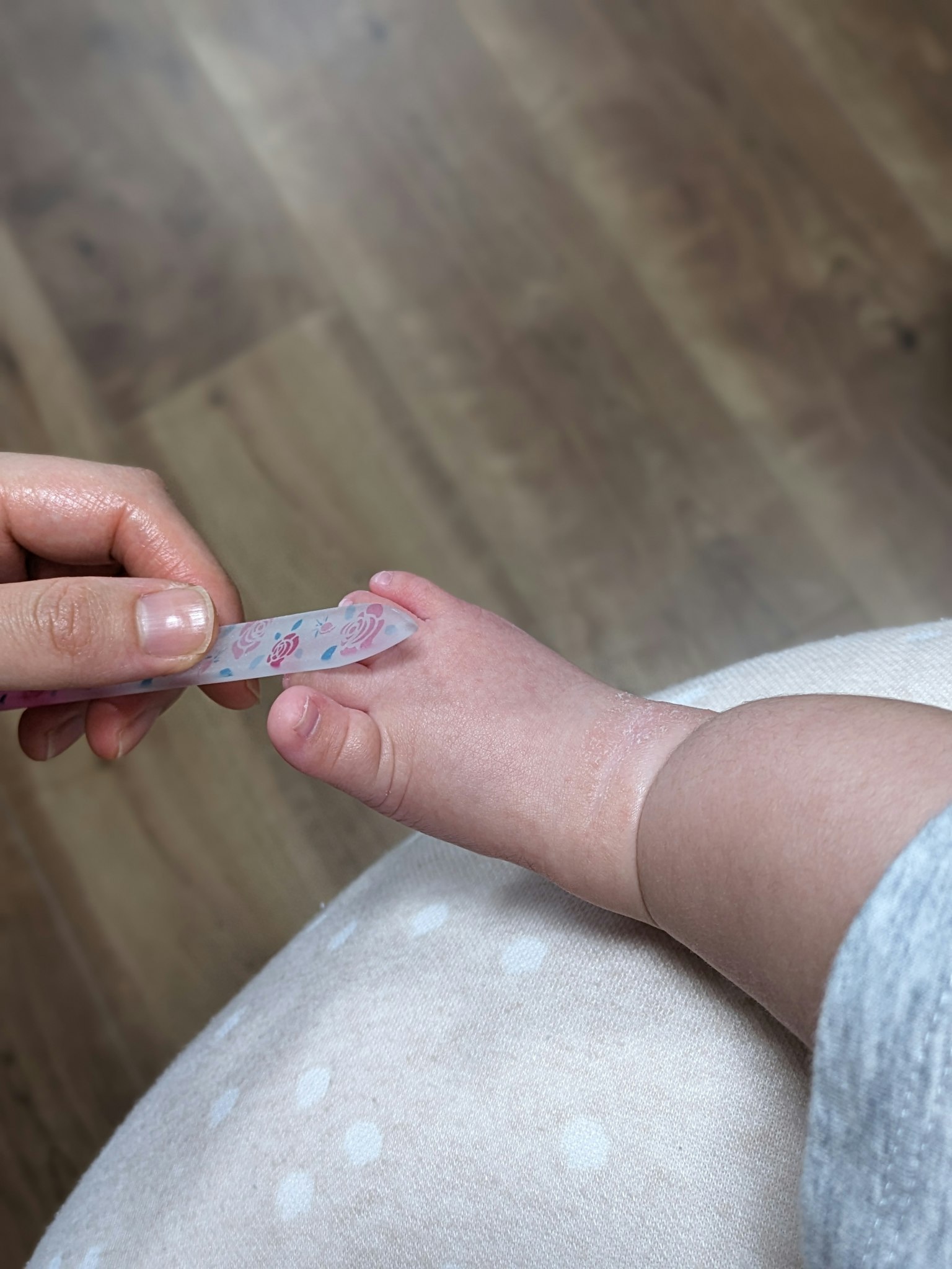 Mano di un adulto che applica un cerotto colorato sulla mano di un bambino