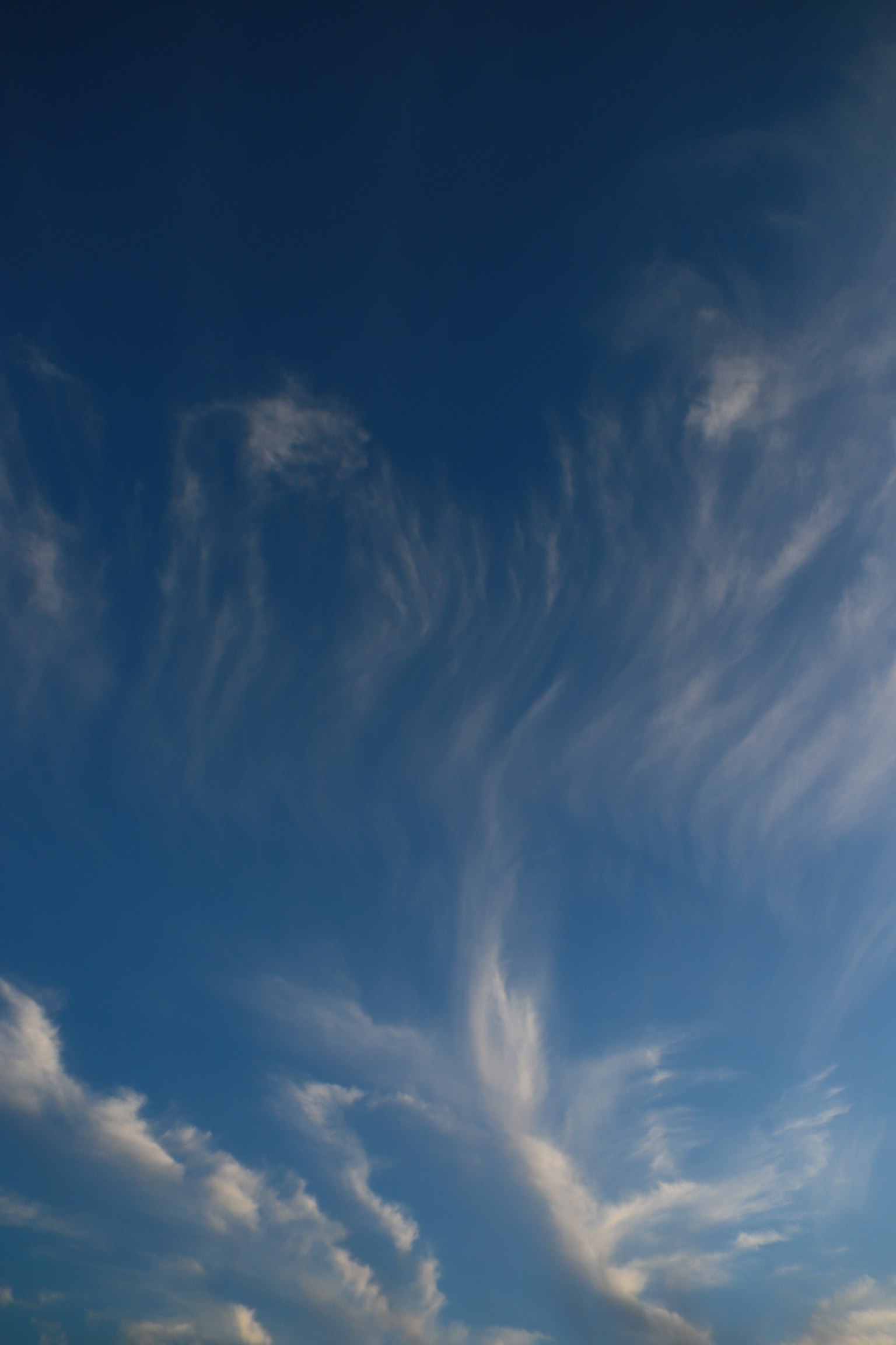 Formations nuageuses douces dans un ciel bleu