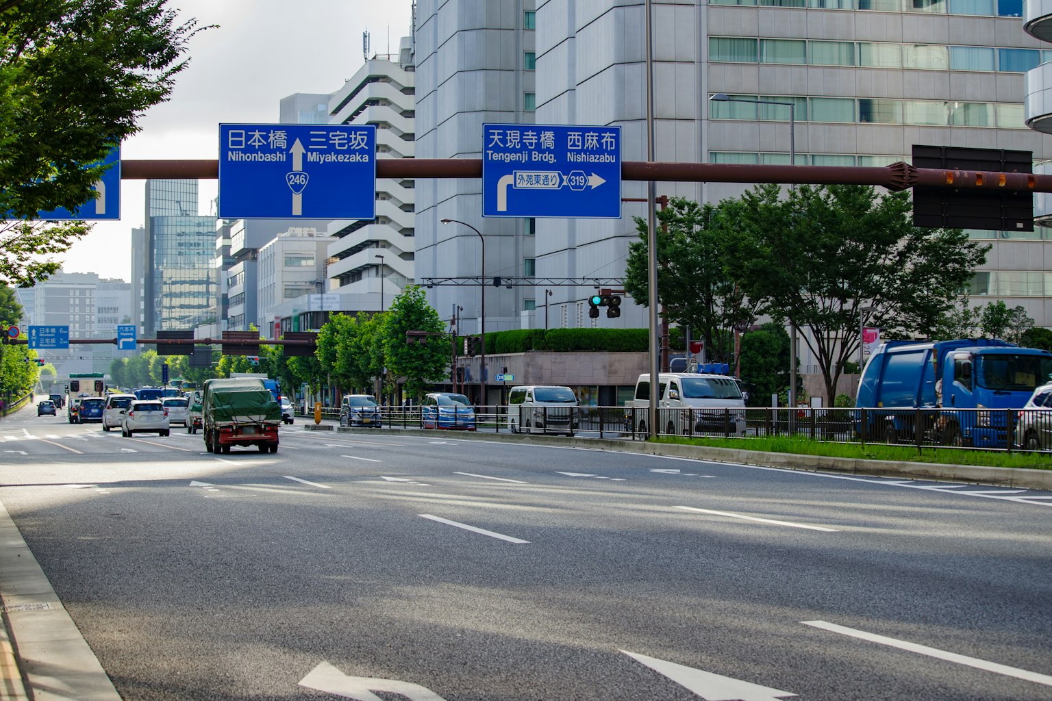 Städtische Landschaft mit einer breiten Straße und Verkehrsschildern