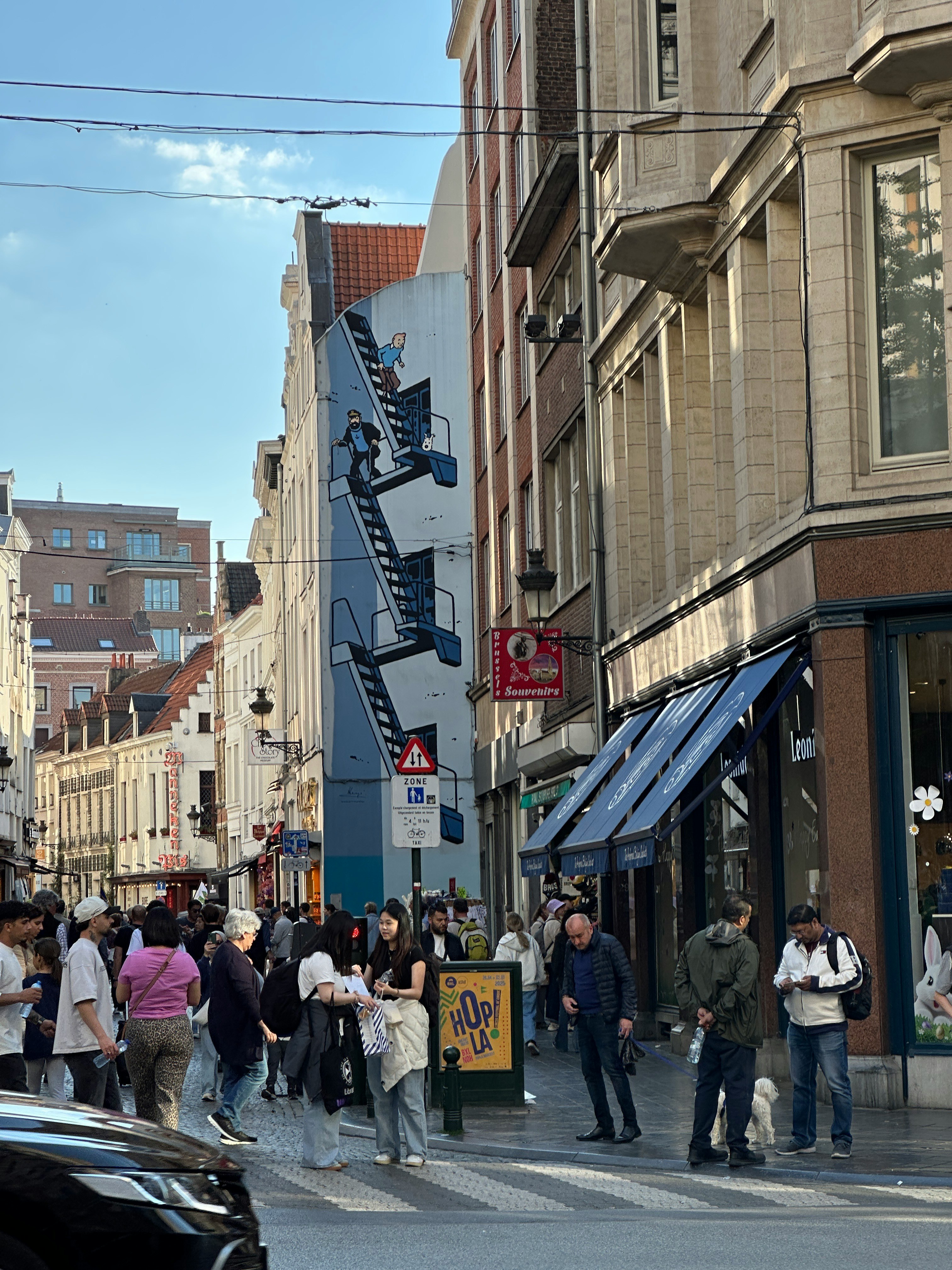 ベルギーの街角で人々が行き交う通りの風景