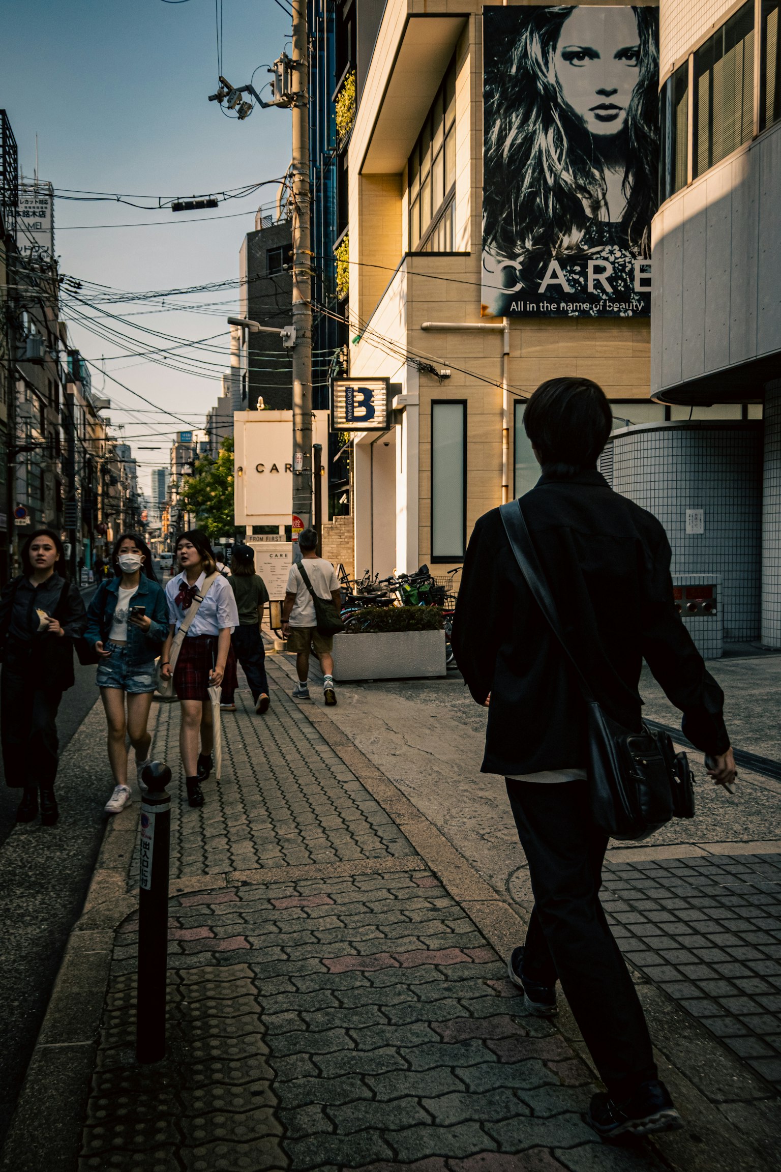 ฉากถนนที่มีคนเดินและอาคารที่มีโฆษณาขนาดใหญ่
