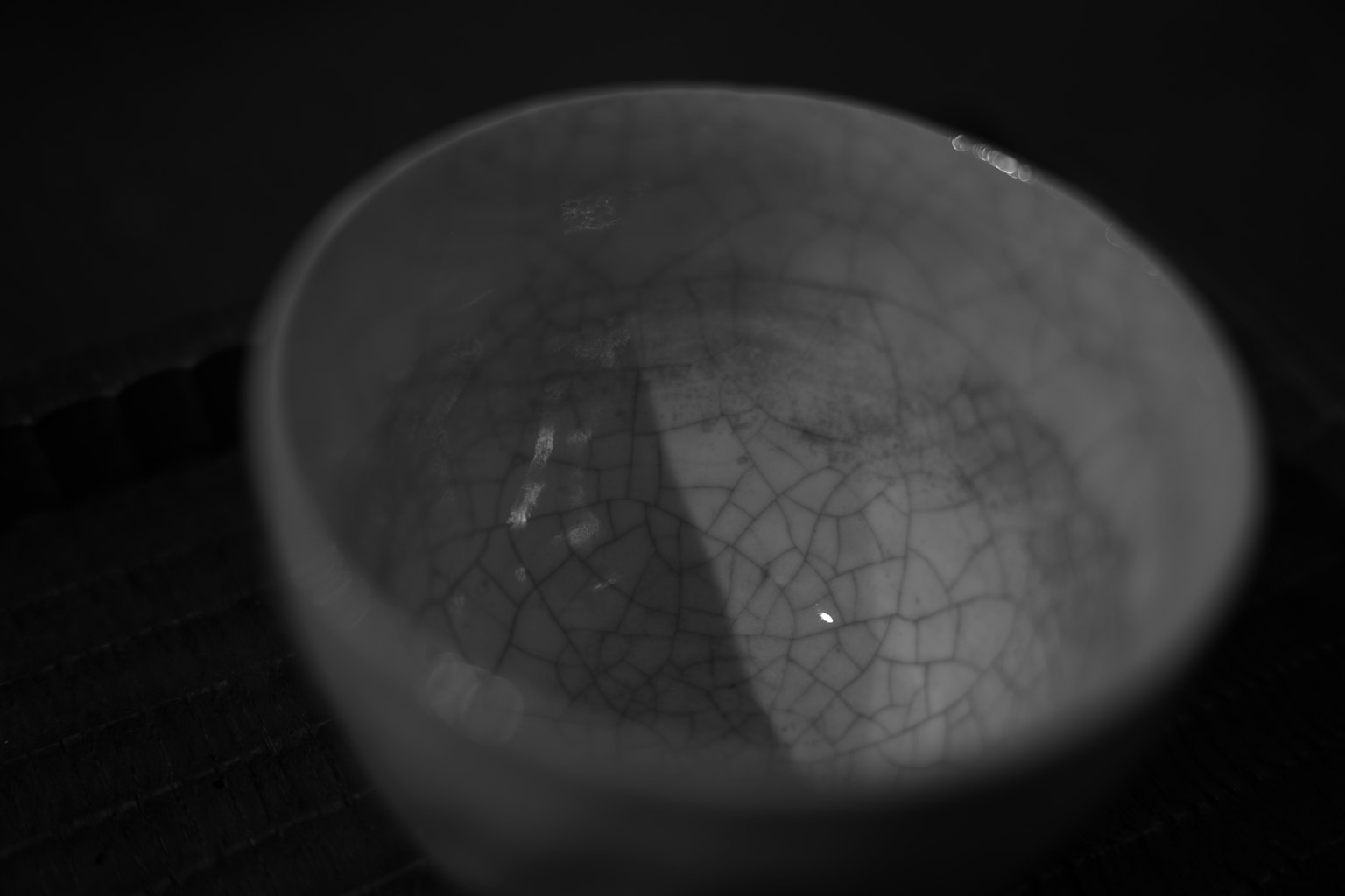 陶瓷碗，細裂紋圖案，背景為黑白