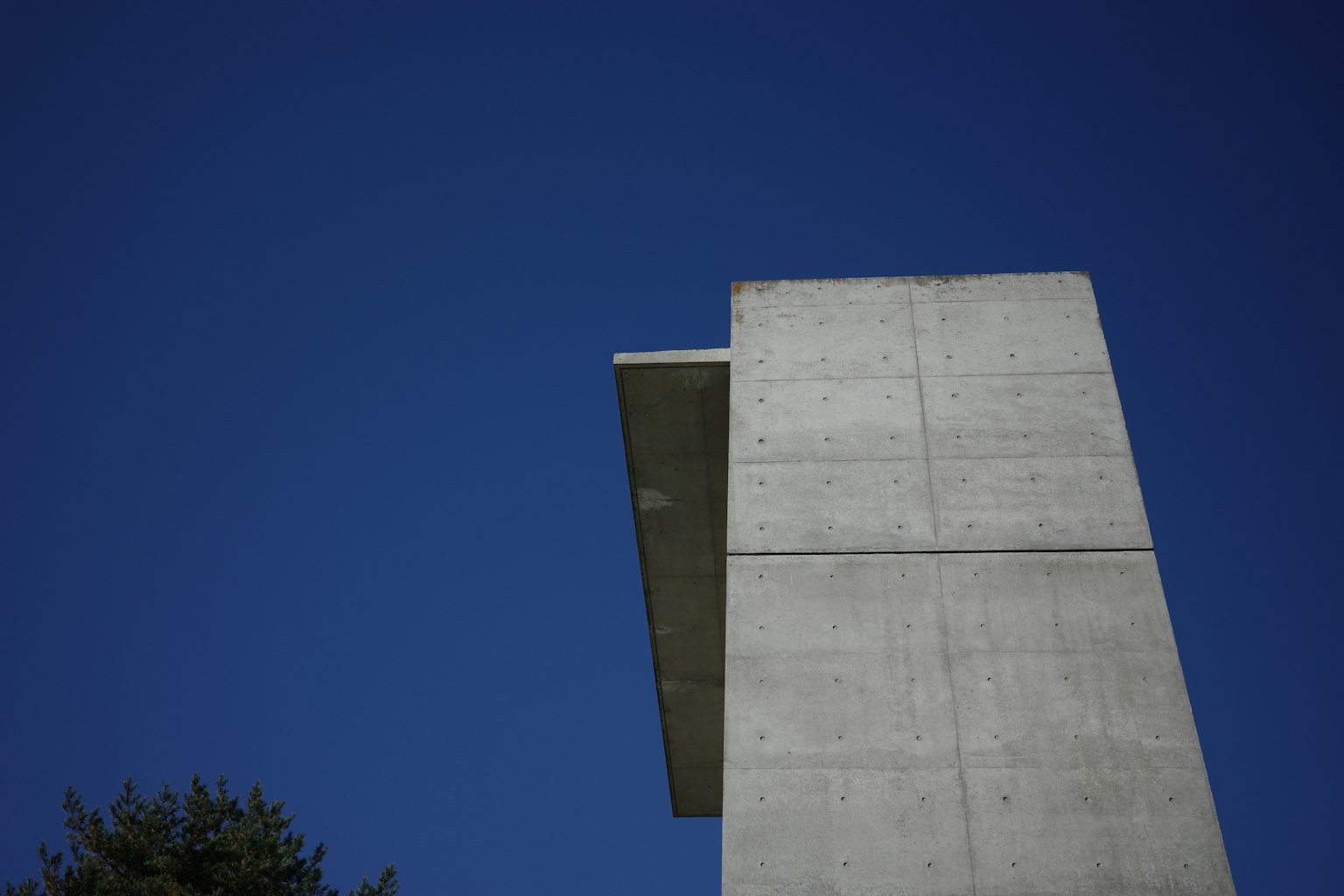 Tour en béton sous un ciel bleu clair