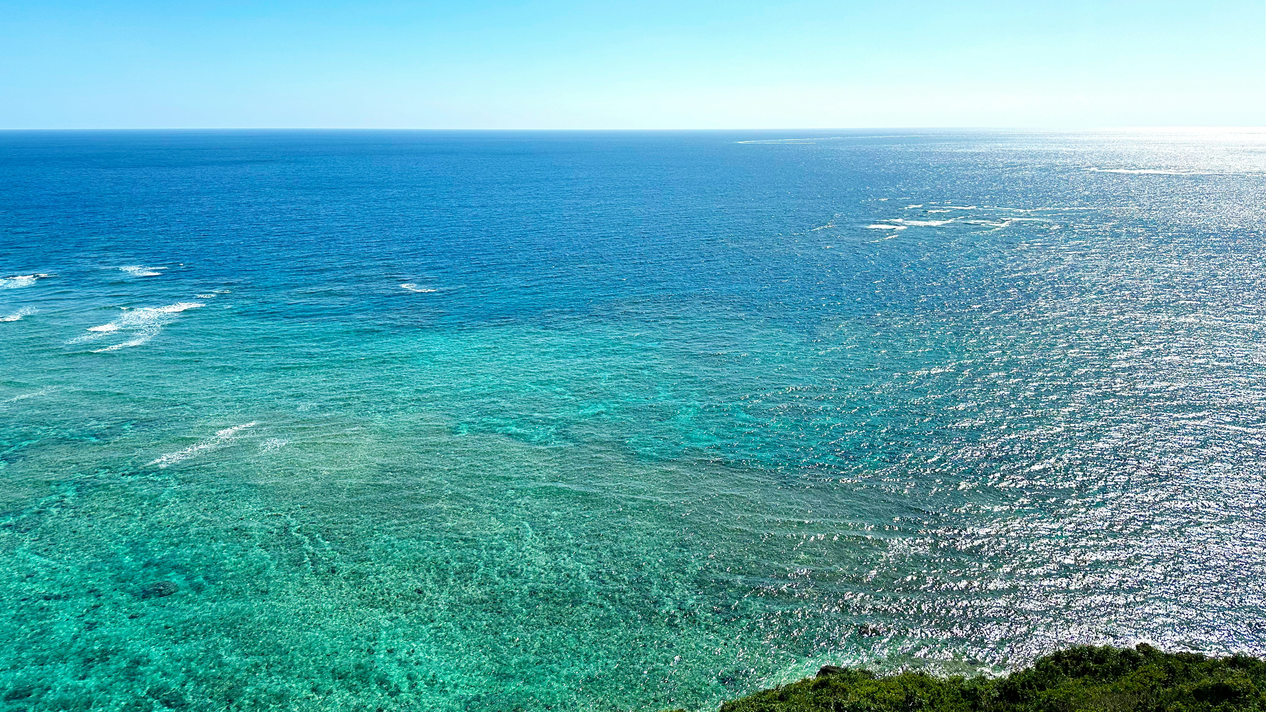 エメラルド色の海と海岸線が広がる高台からの眺め