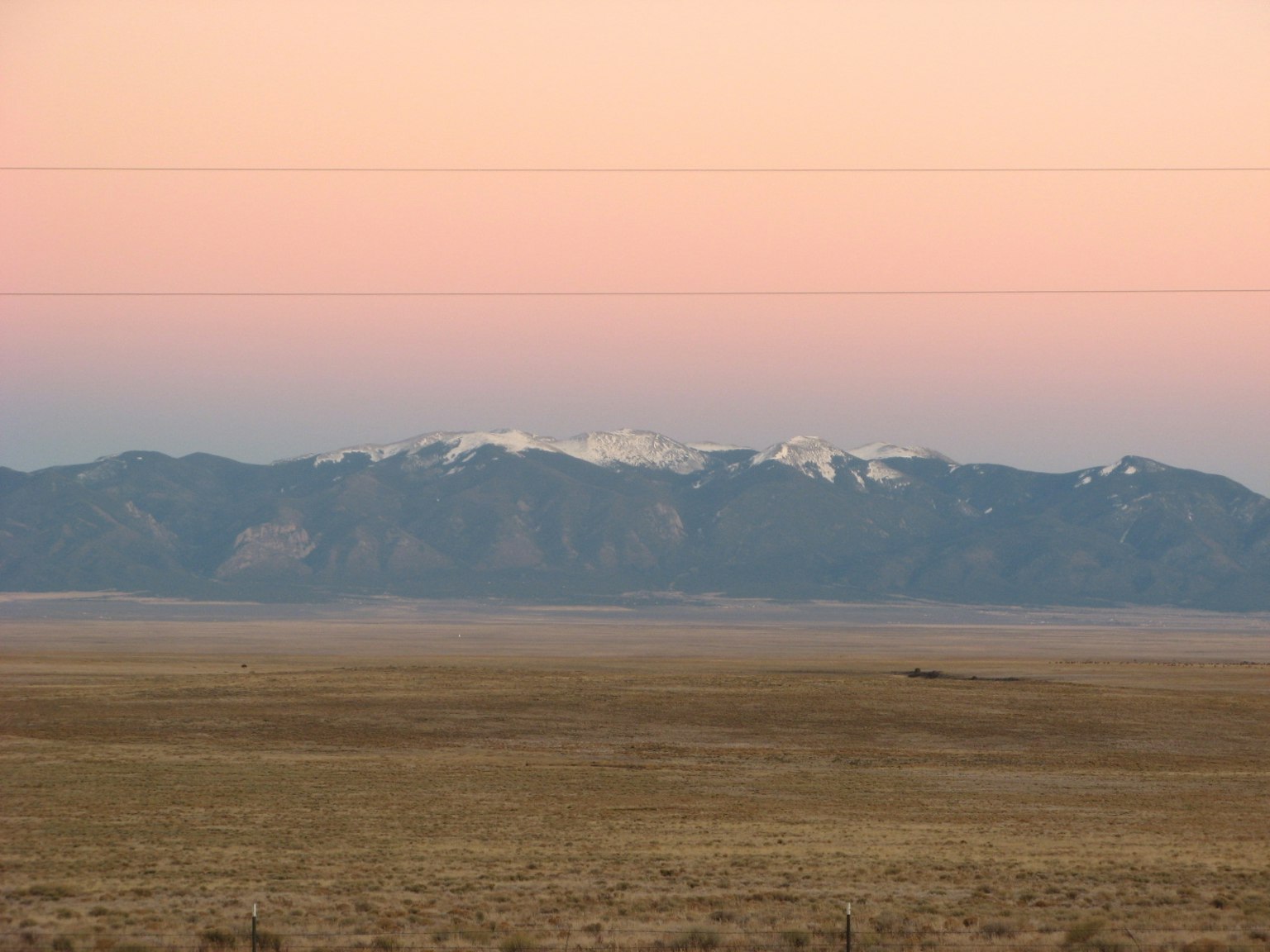 夕阳下的天空和雪山的草原风景
