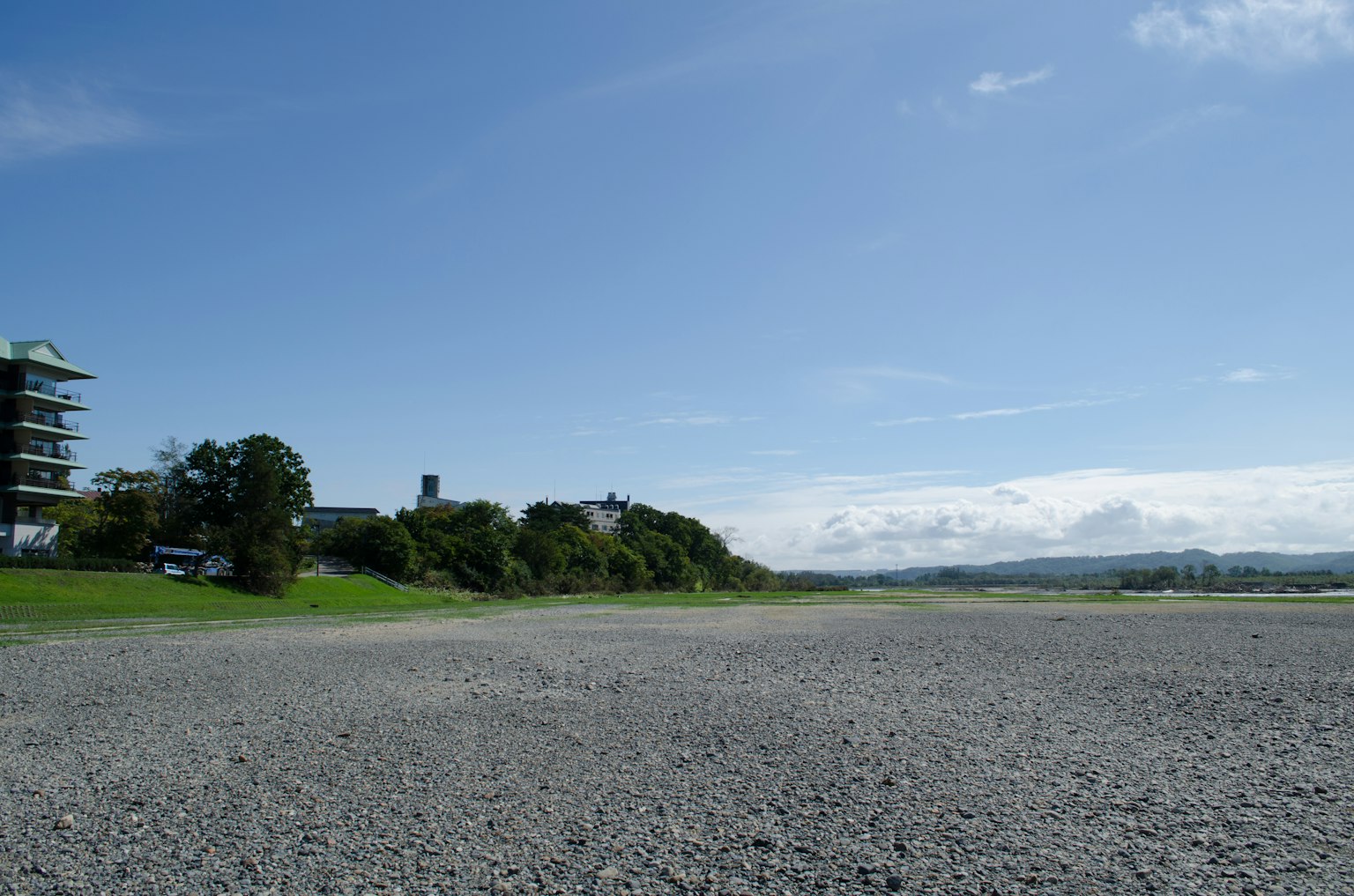 Vue pittoresque de la rivière avec ciel bleu et paysage verdoyant