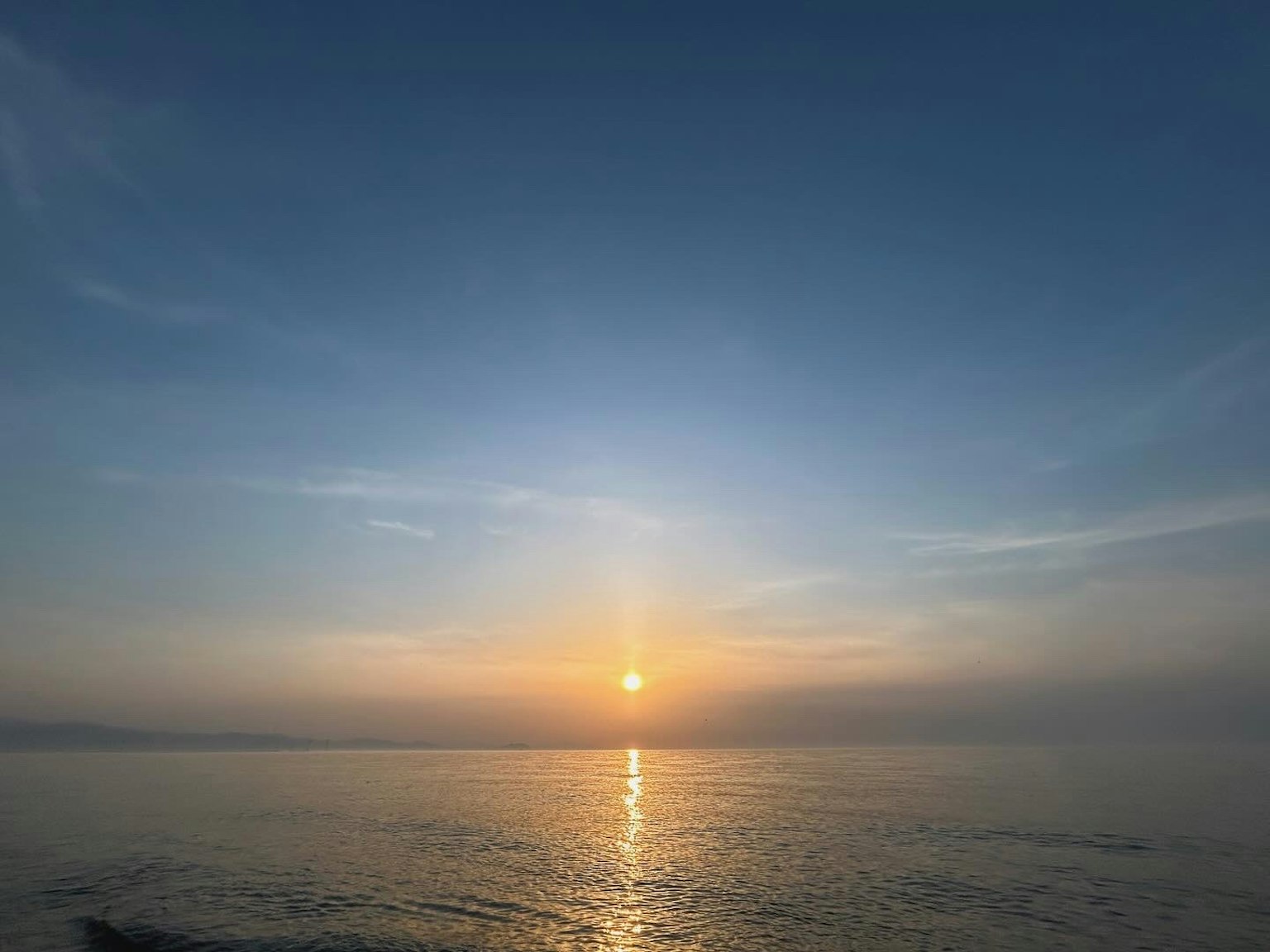 Bellissimo paesaggio del tramonto sul mare