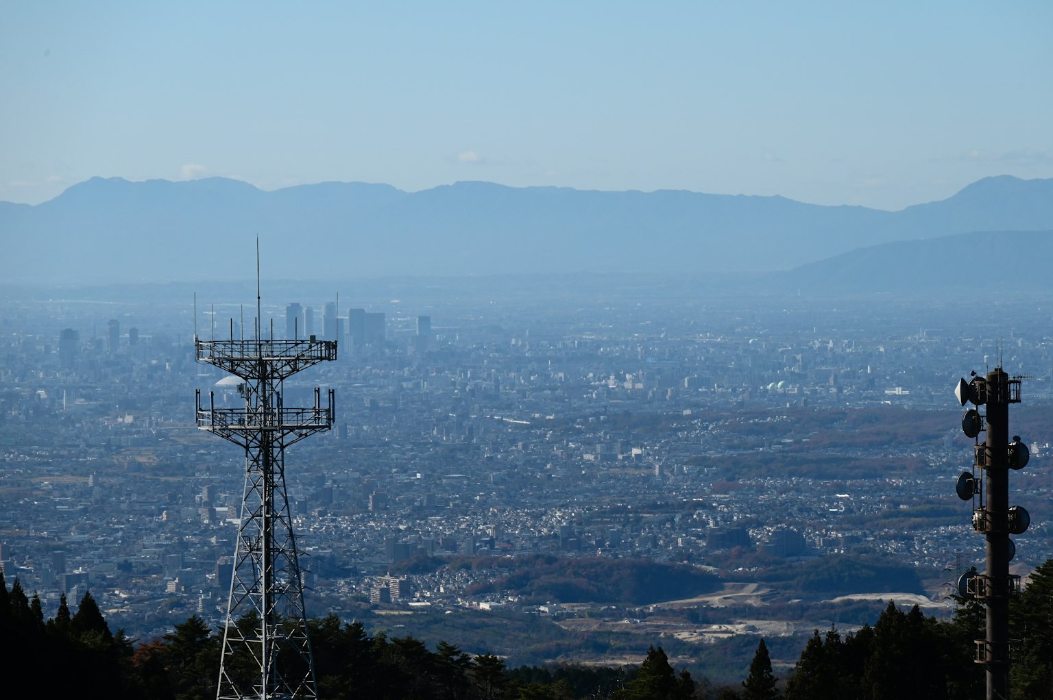 山顶的城市景观和通信塔