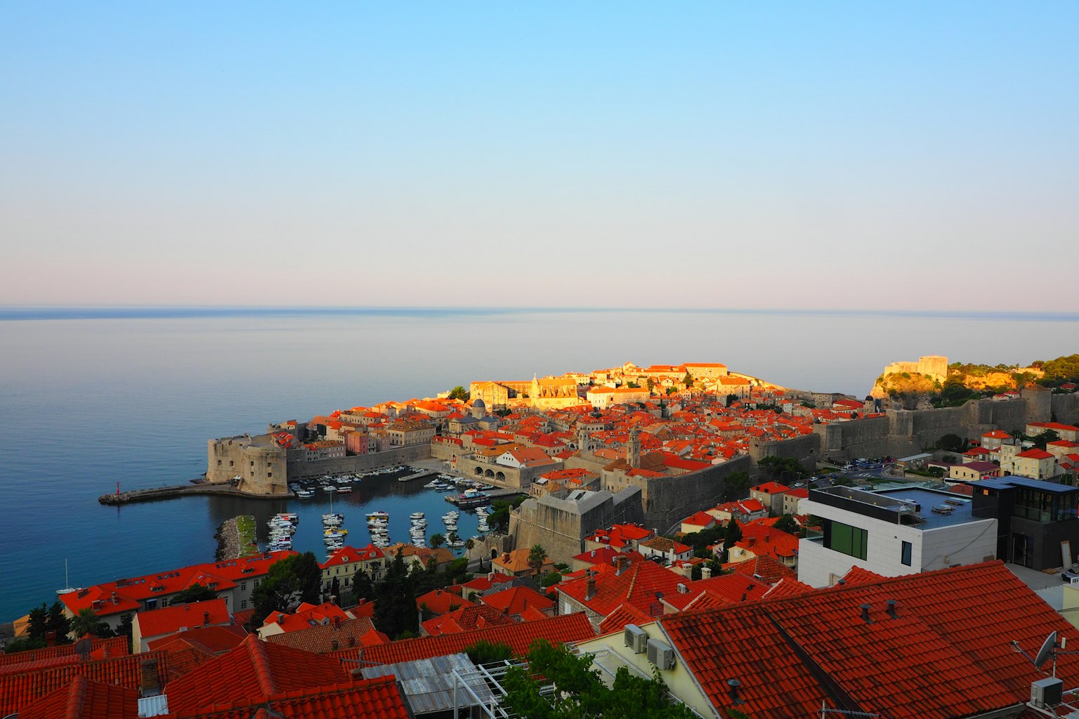 Pemandangan indah Dubrovnik dengan atap merah dan laut tenang