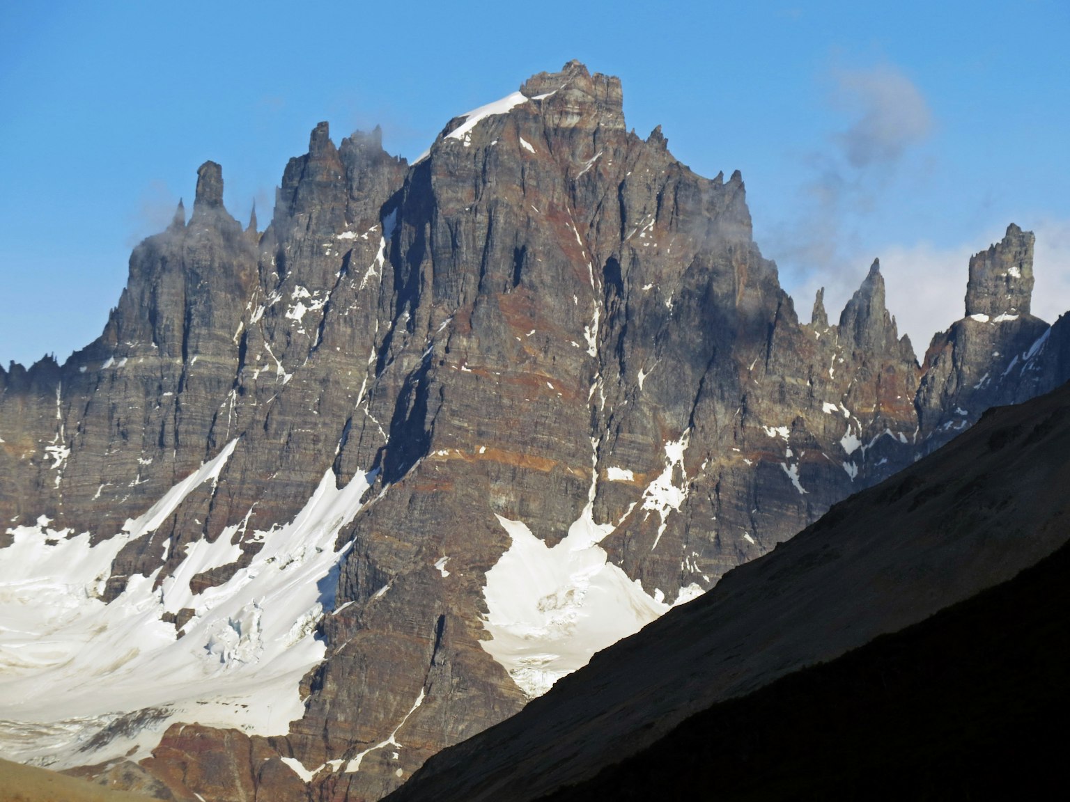 Cimas de montaña imponentes con laderas cubiertas de nieve