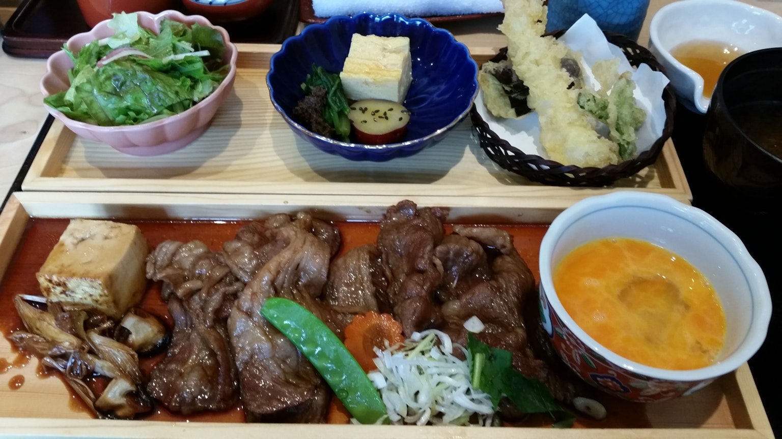 美味的日本料理拼盘放在木托盘上