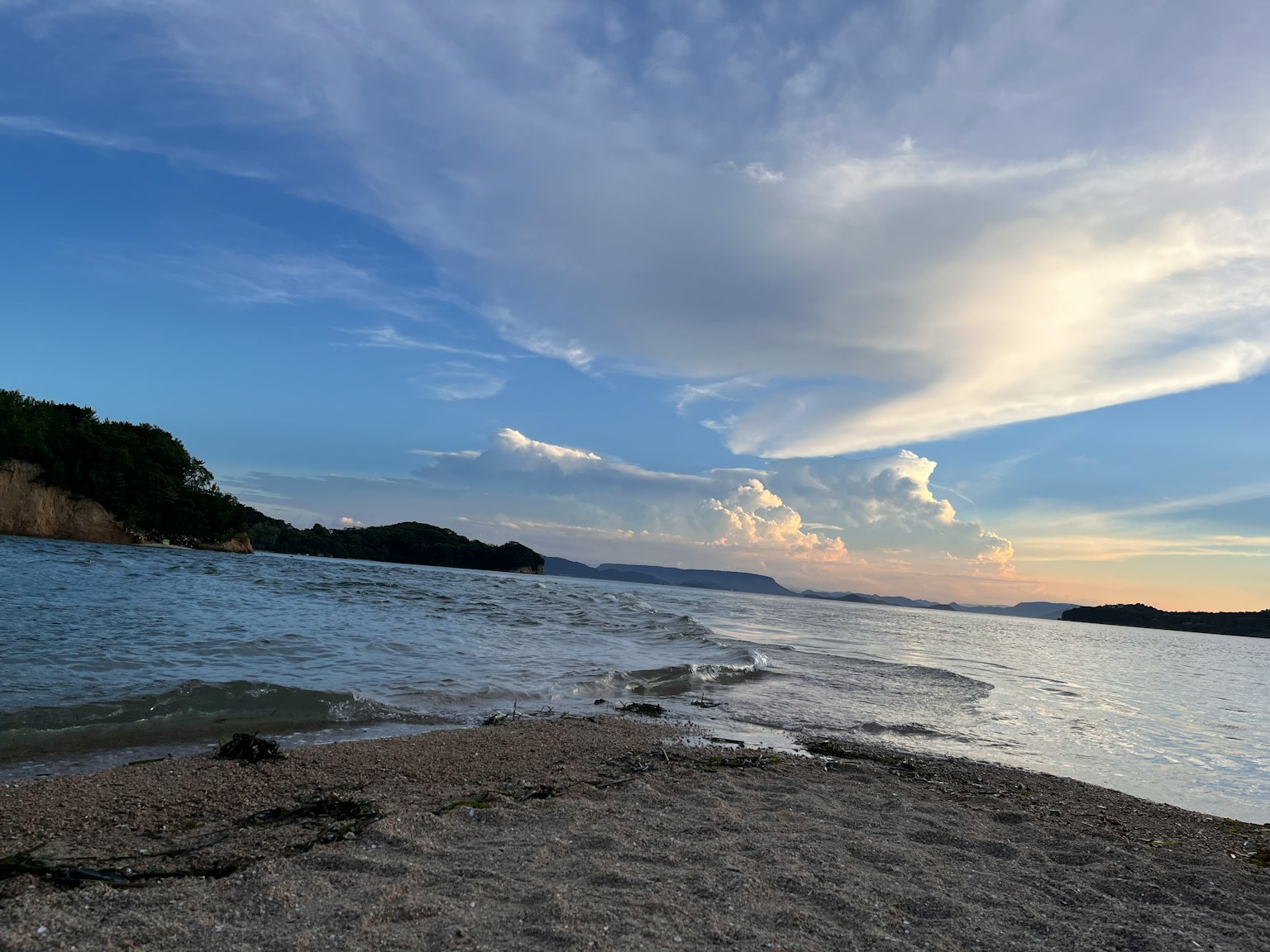 平靜的海洋和藍天的風景，地形輪廓清晰可見
