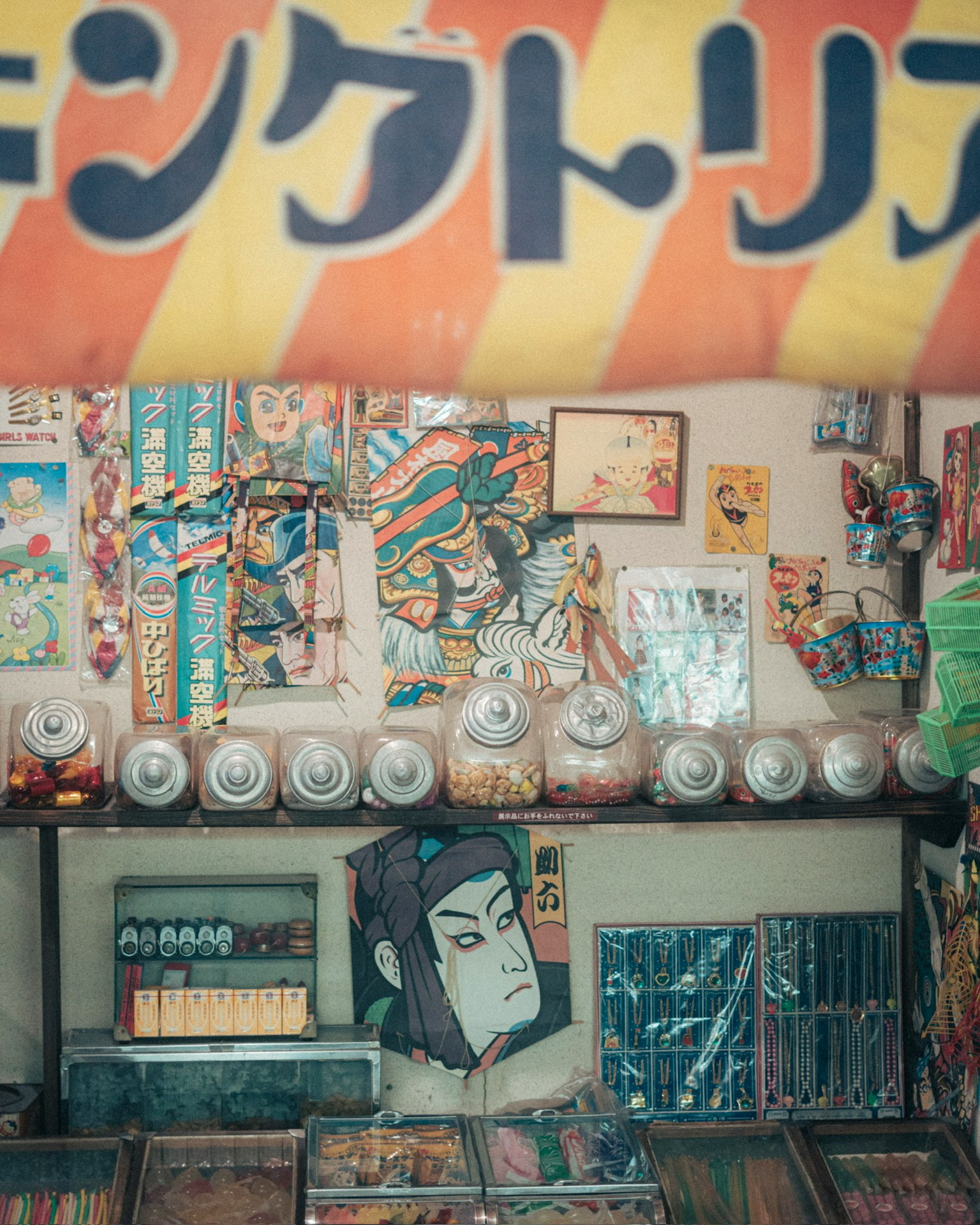 Triển lãm đồ chơi retro Nhật Bản và áp phích đầy màu sắc trong một cửa hàng