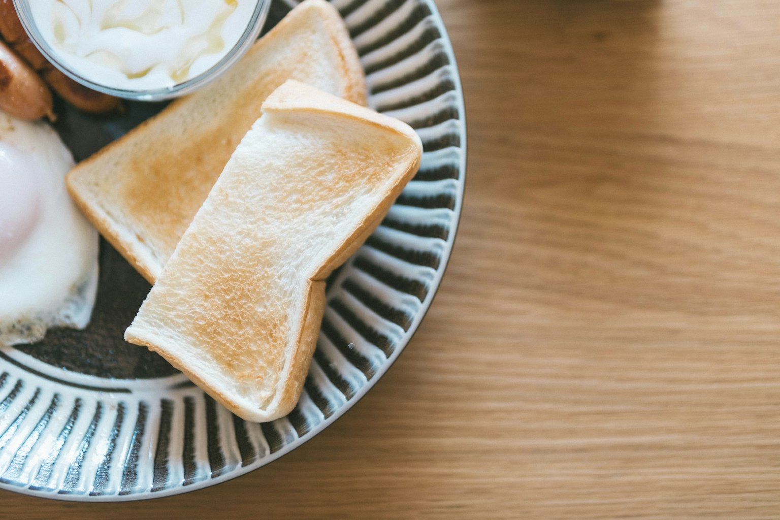 Piatto per colazione con toast e uova