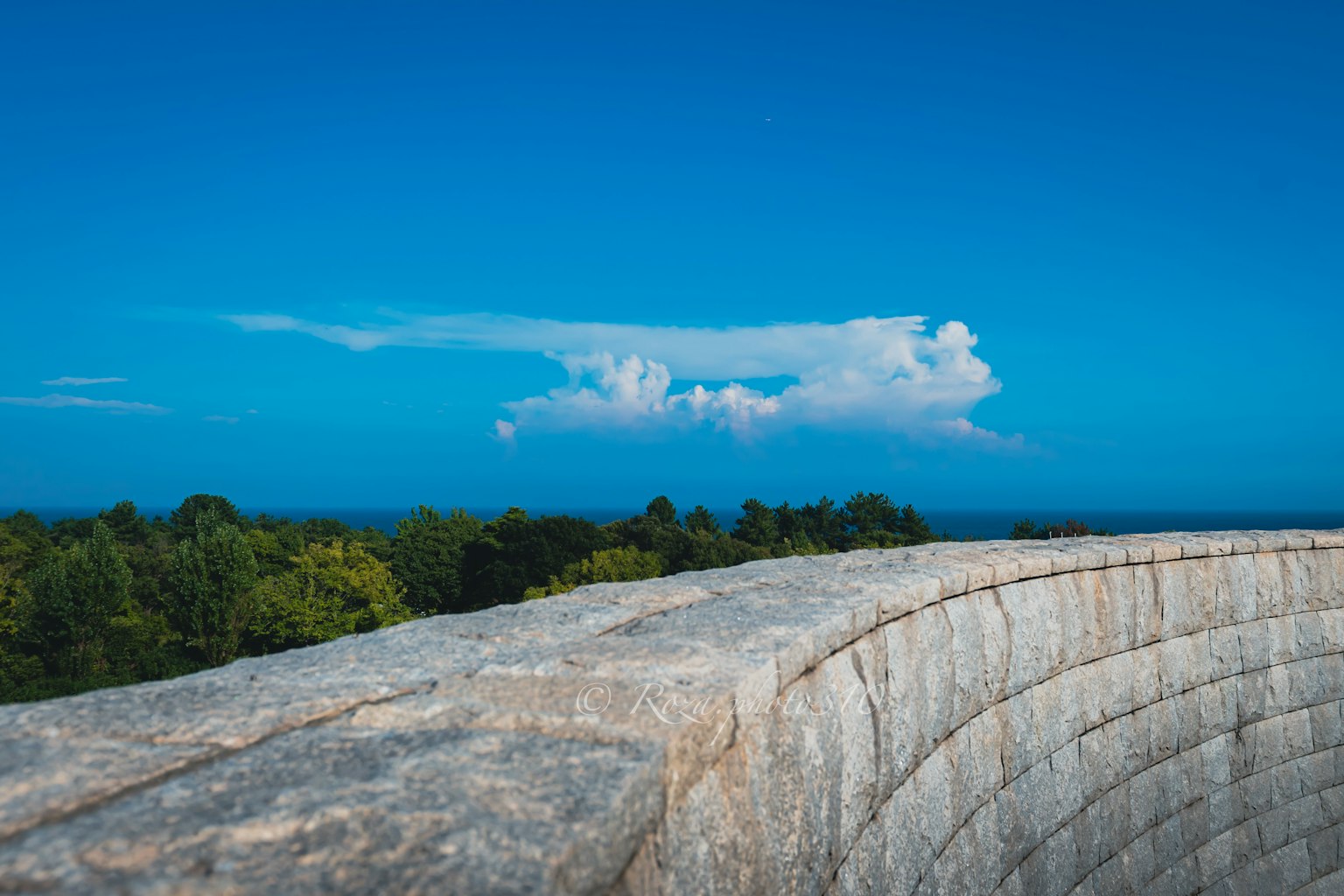 Muro di pietra con cielo blu e nuvole sullo sfondo