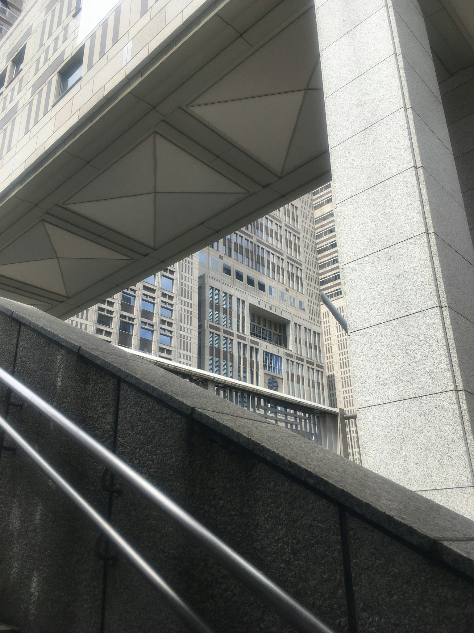 从通向现代建筑的楼梯和扶手的视角拍摄的照片