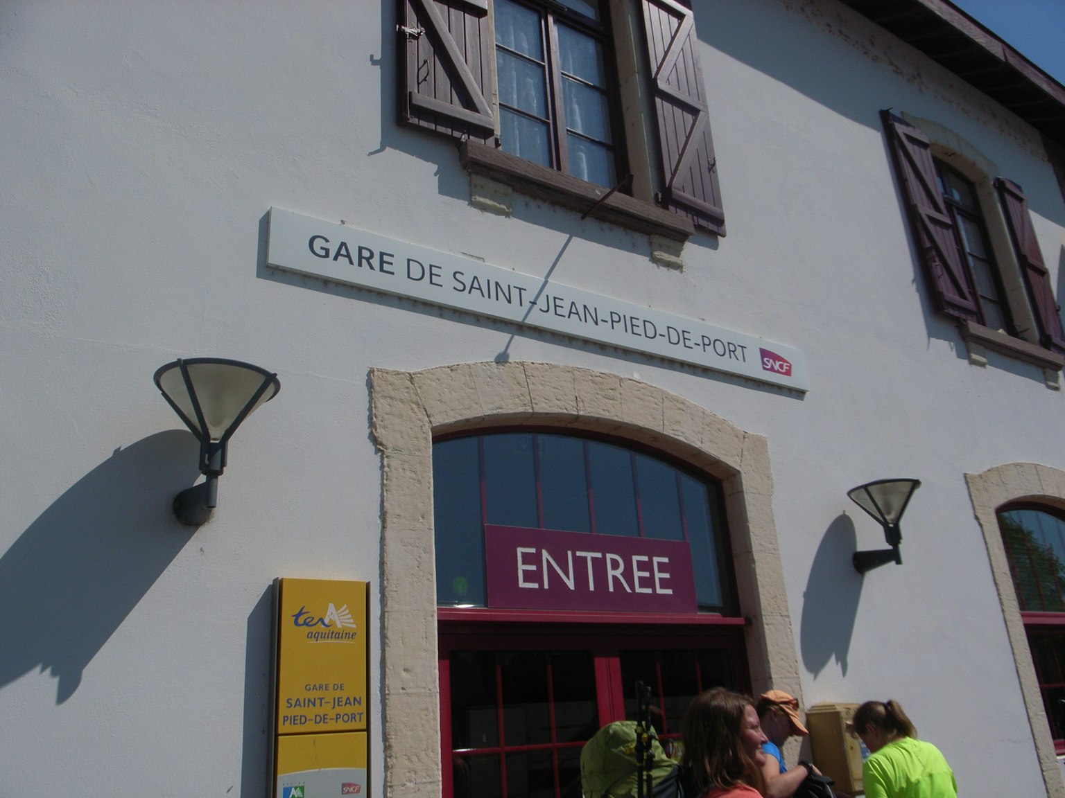 Außenansicht der Gare de Saint-Jean-Pied-de-Port mit Eingangsschild