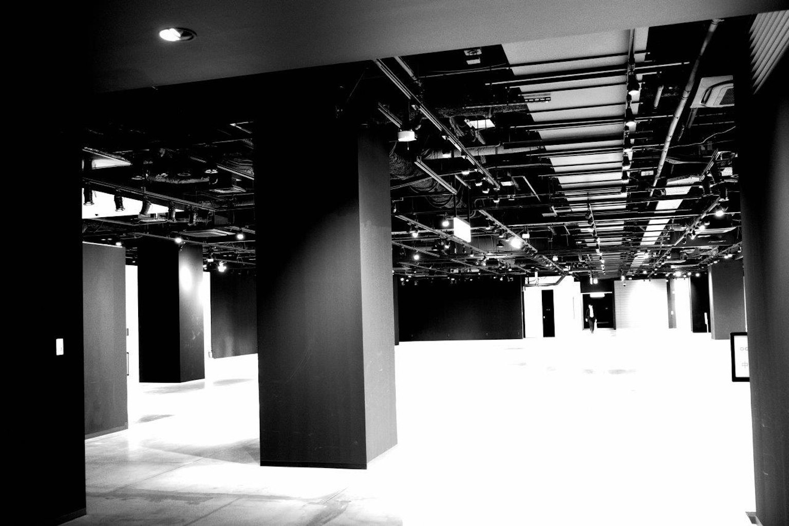 Interior ruang pameran modern dengan kontras hitam dan putih