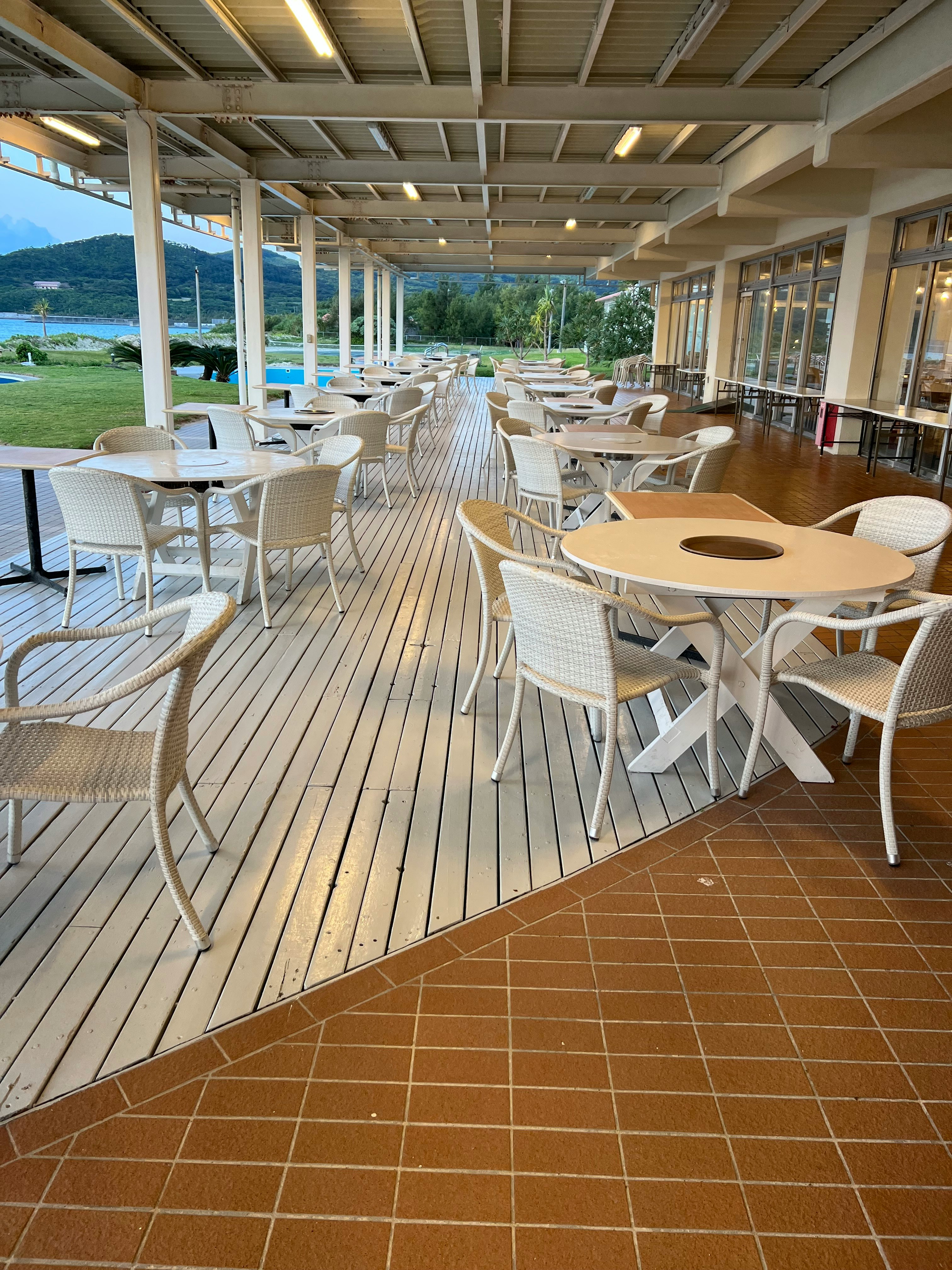 海辺の景色を望む屋根付きテラスのカフェ席