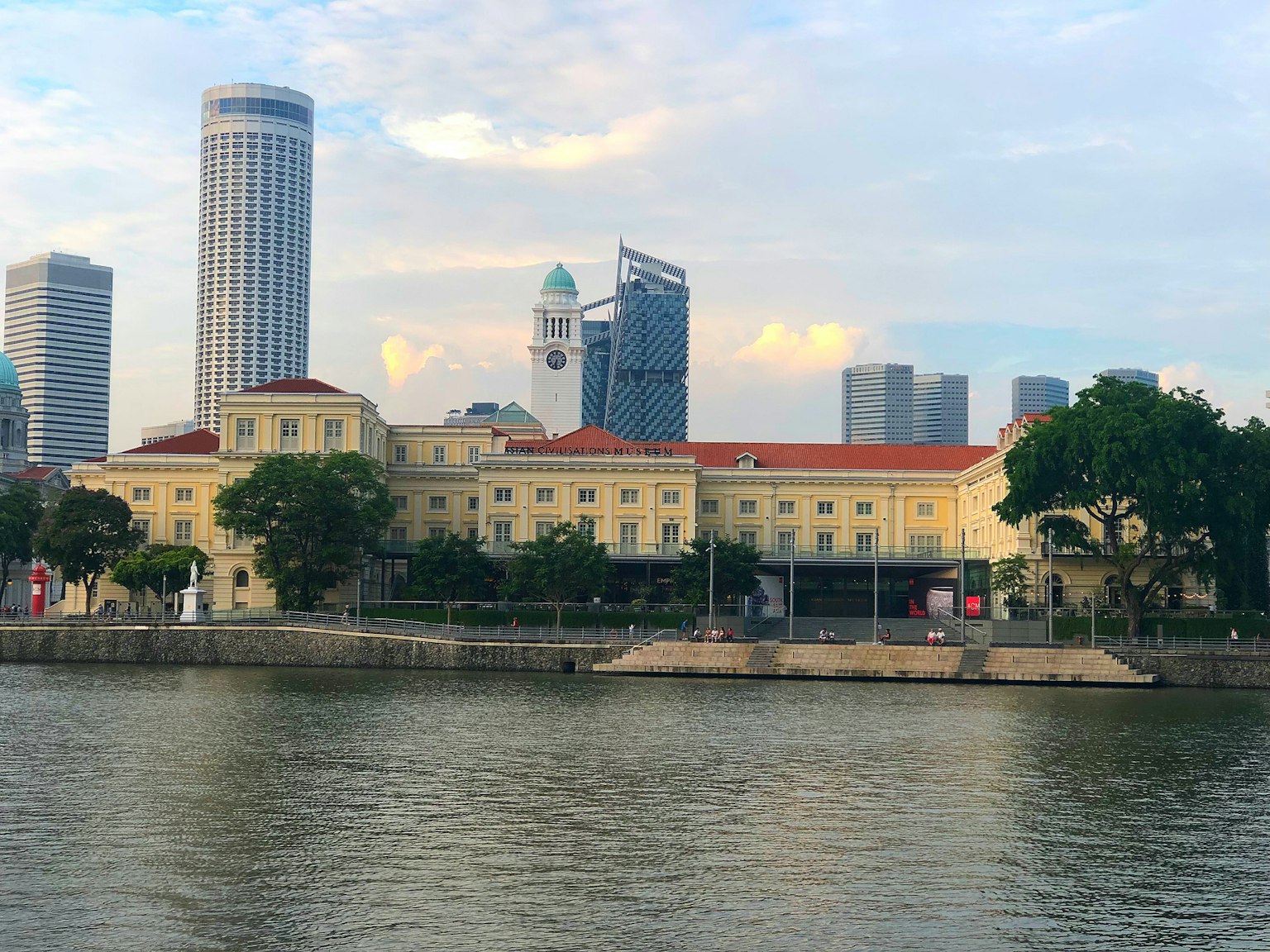 河邊的歷史建築與新加坡的現代摩天大樓