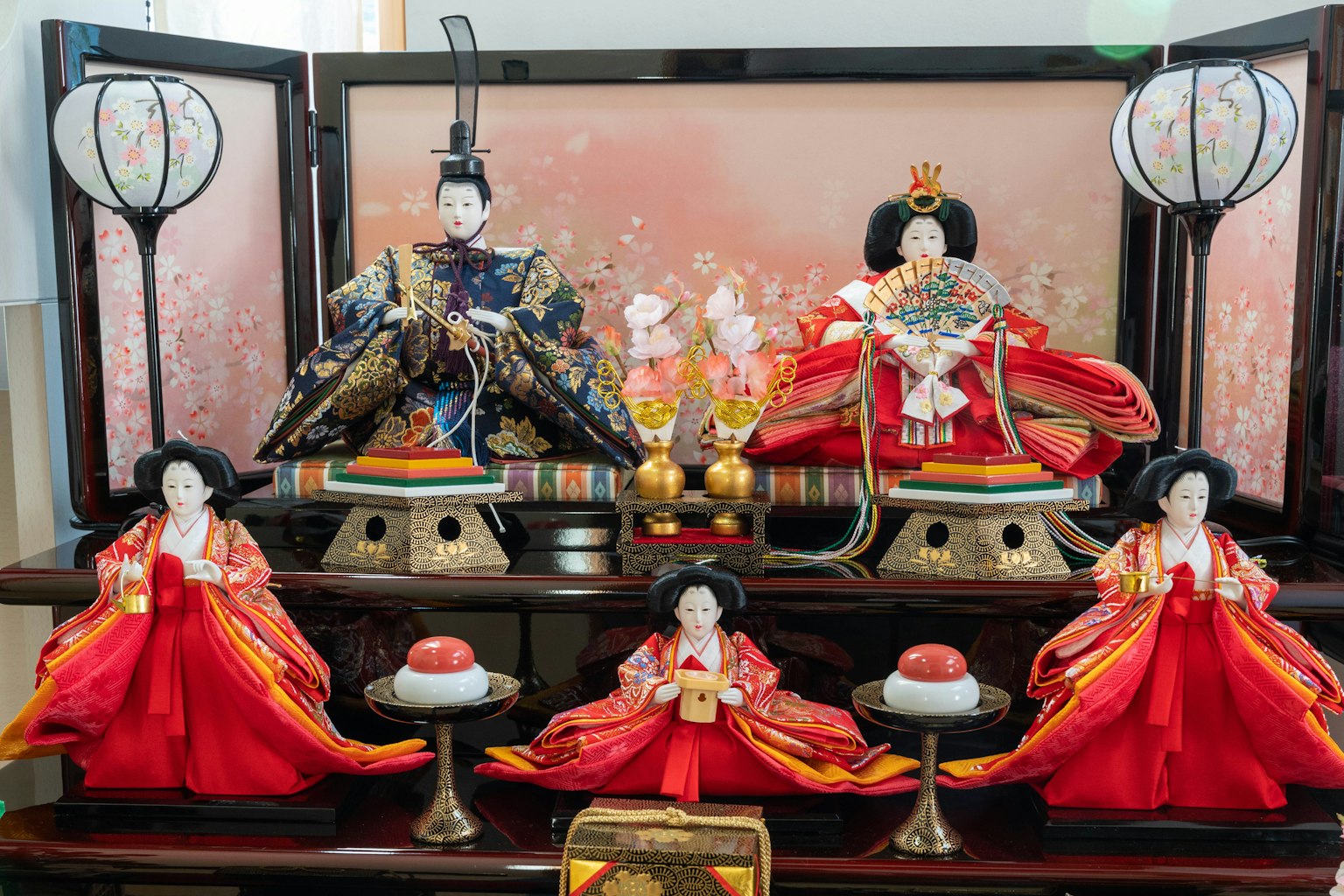 精美的傳統雛人形展示，適合雛祭，服裝色彩鮮豔