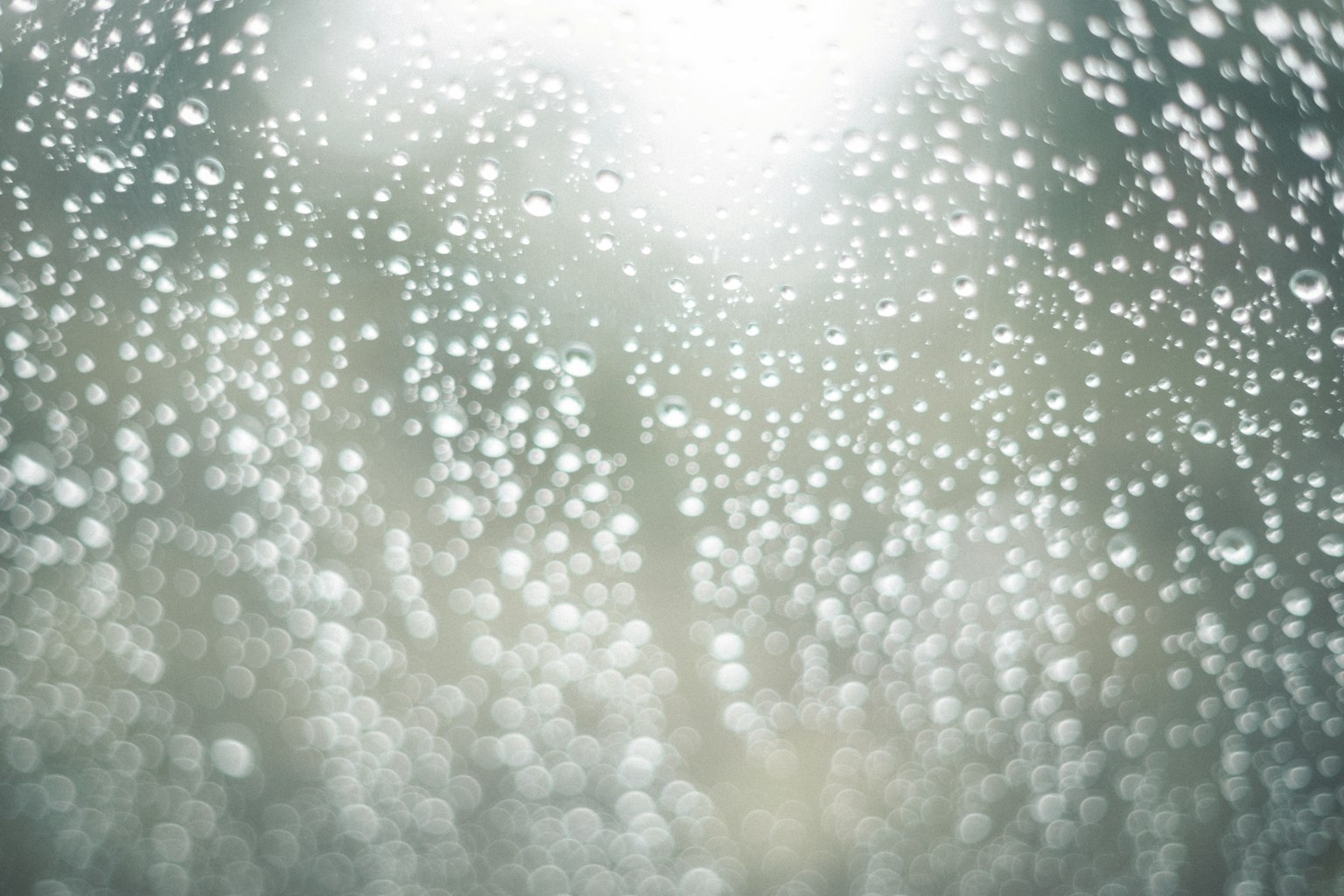 Fondo borroso de una ventana con gotas de lluvia