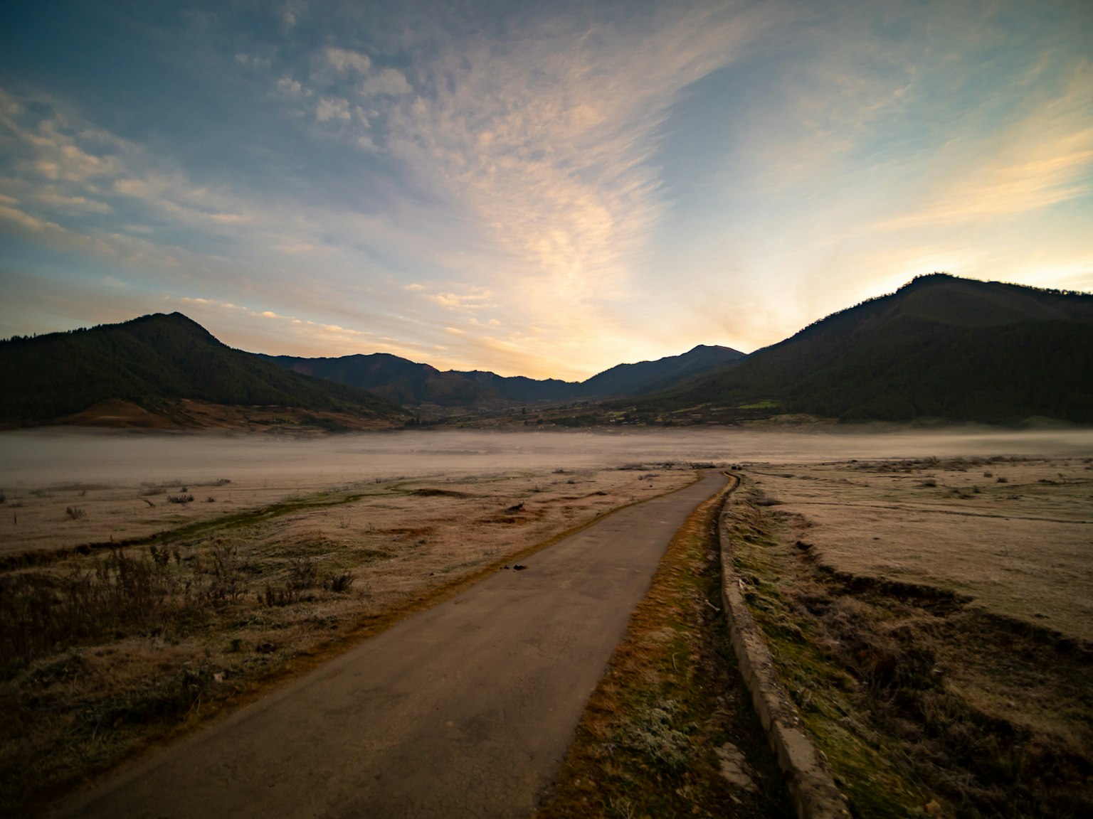 雾气缭绕的山脉和蜿蜒道路的风景
