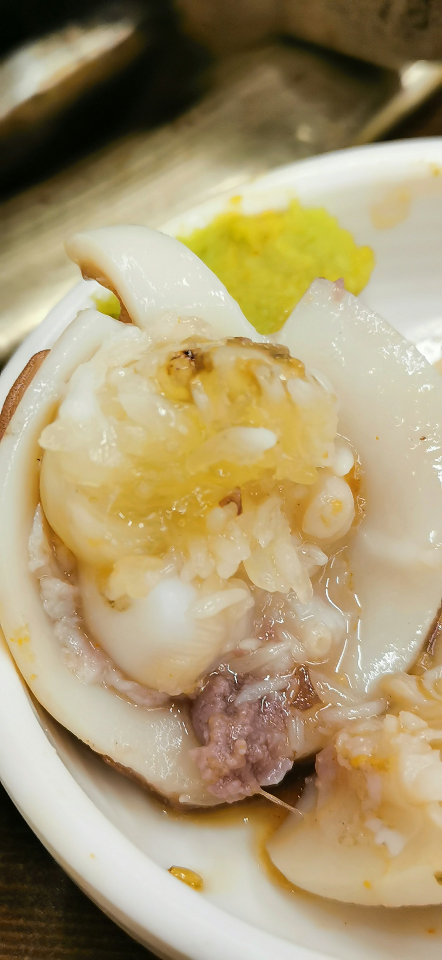 Sò tươi được phục vụ trên đĩa trắng với wasabi