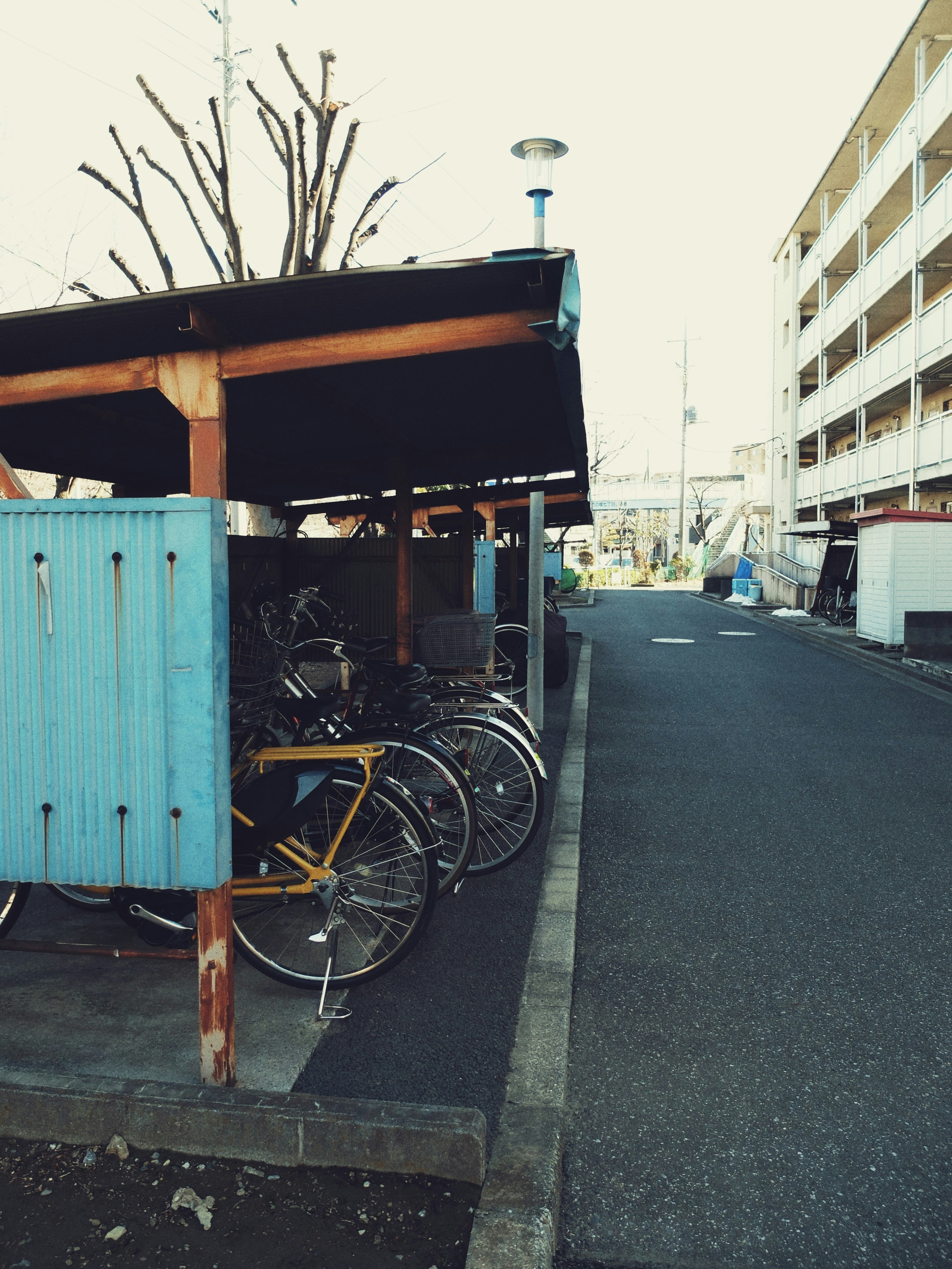 団地の中庭に停まる自転車とレトロな風景