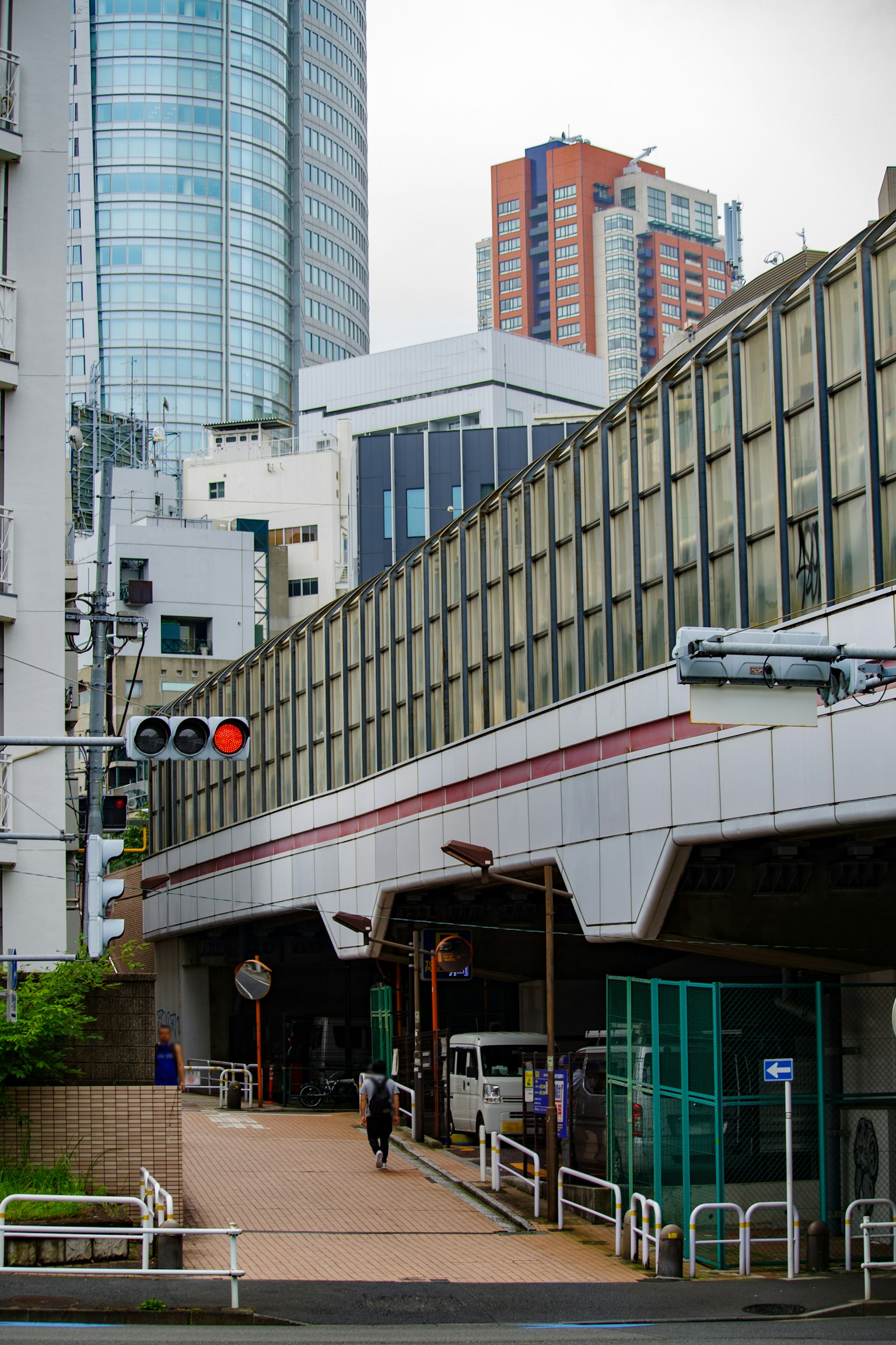 Blick auf einen Bahnhof mit modernen Gebäuden in Tokio