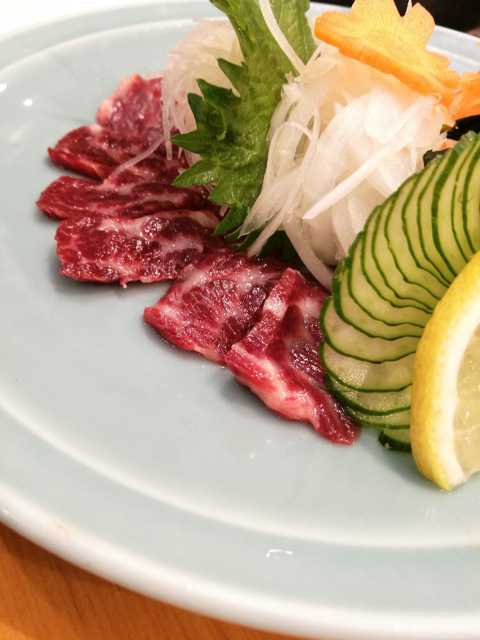Hidangan Jepang dengan daging tipis dan sayuran segar