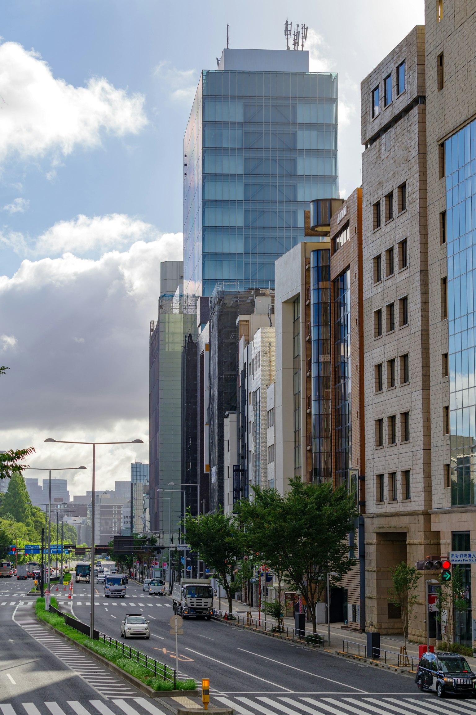 Horizonte urbano con edificios modernos y cielo despejado