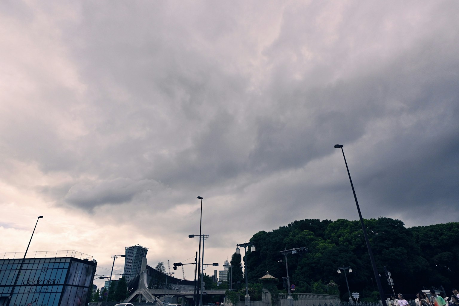 Langit mendung dengan pemandangan perkotaan di latar belakang