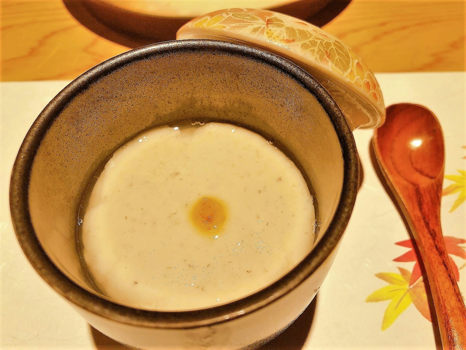 Glatter Pudding in einer Schüssel mit einem Holzlöffel