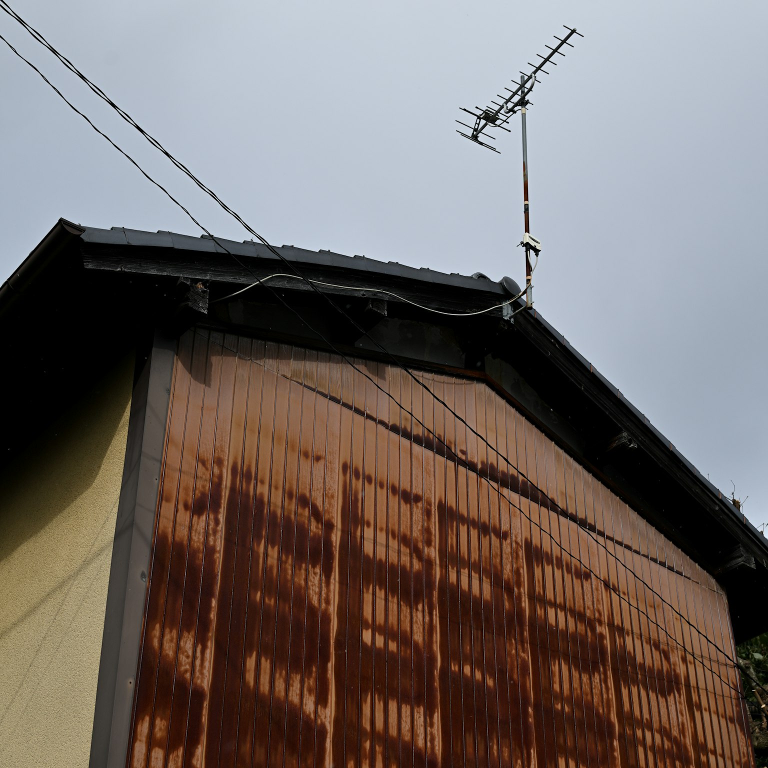 Sección de una casa con exterior de madera y antena