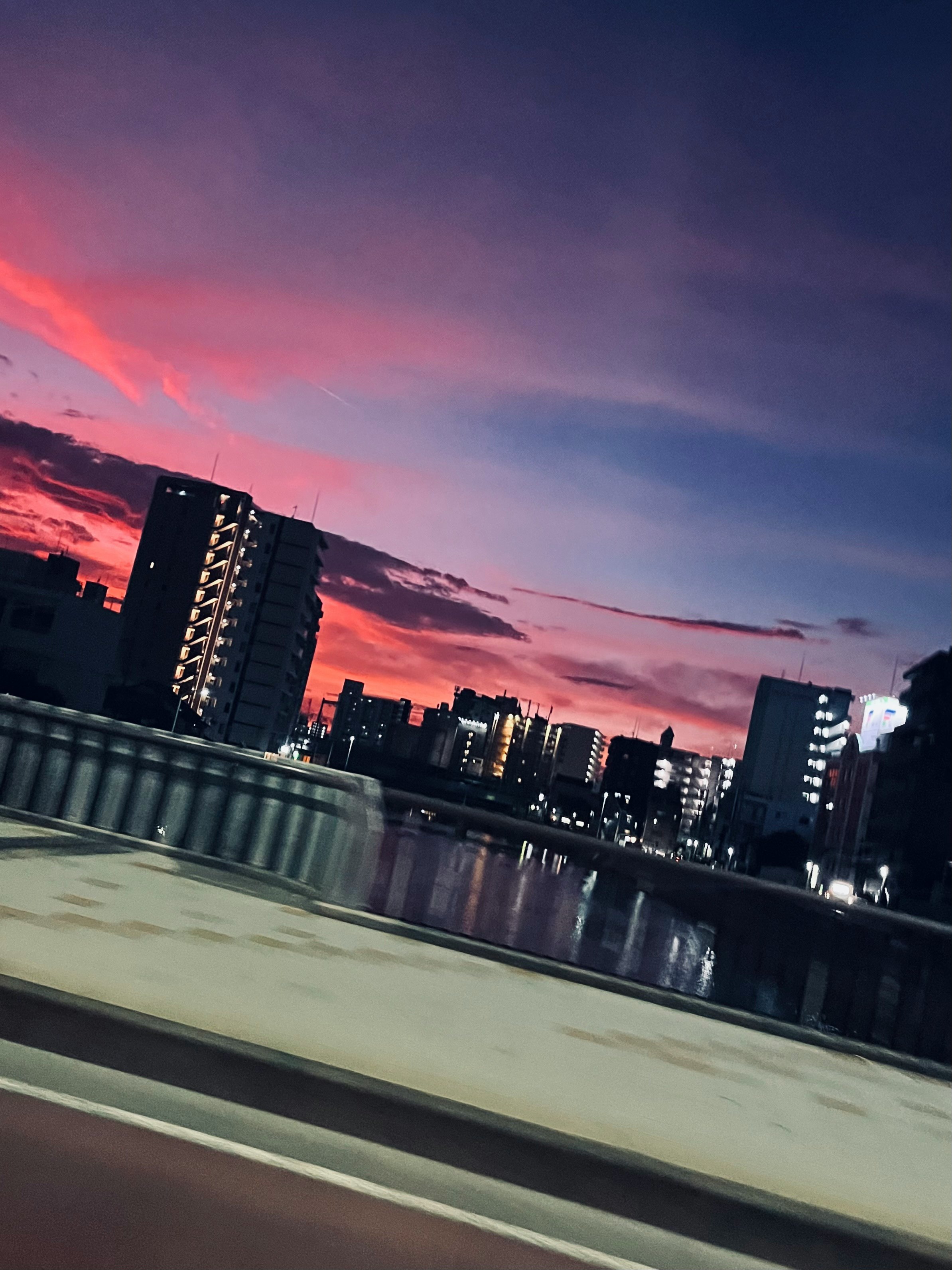 夕暮れの川沿いに広がる夜景のスカイライン